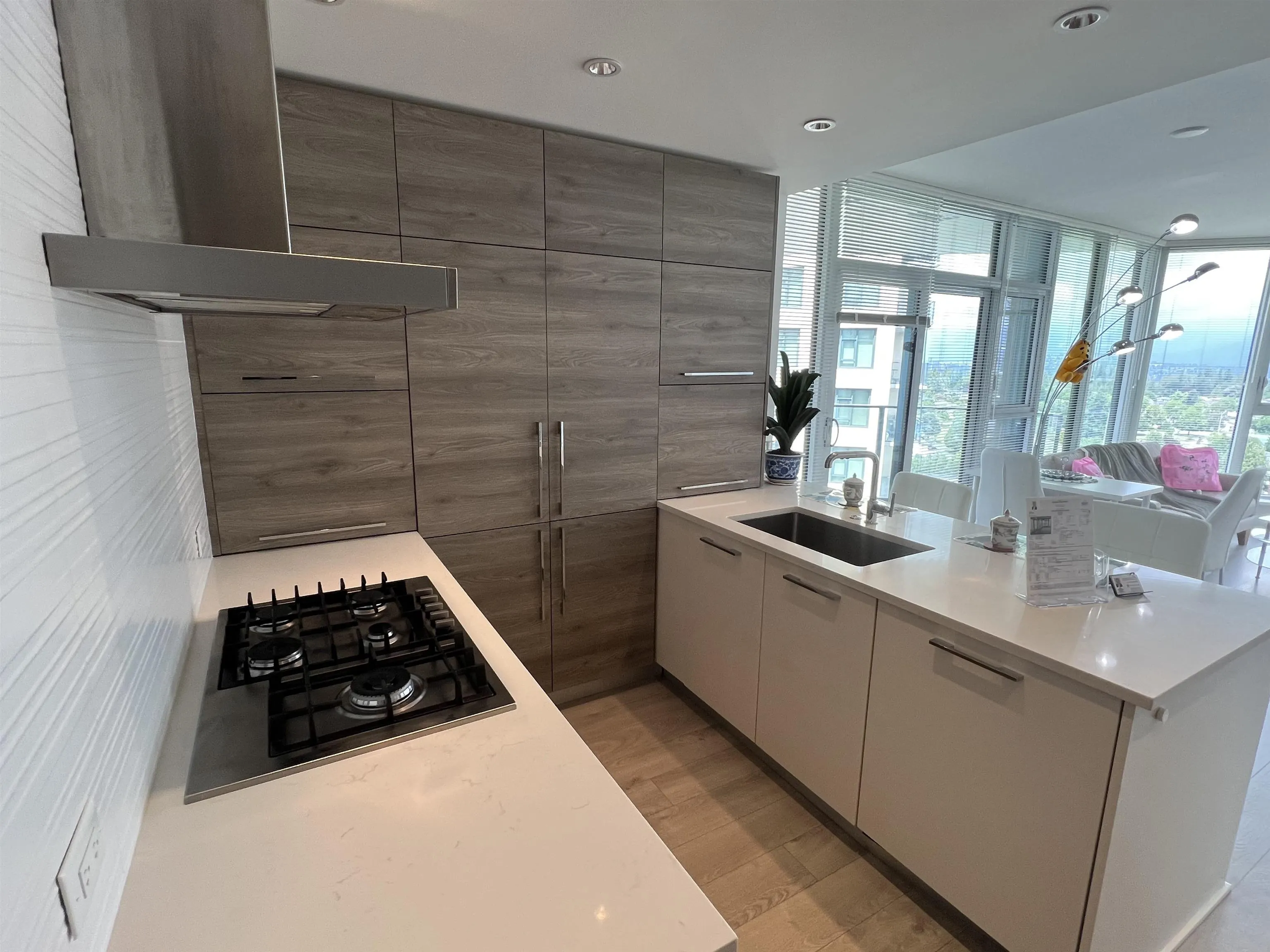 1702 7388 Kingsway Avenue