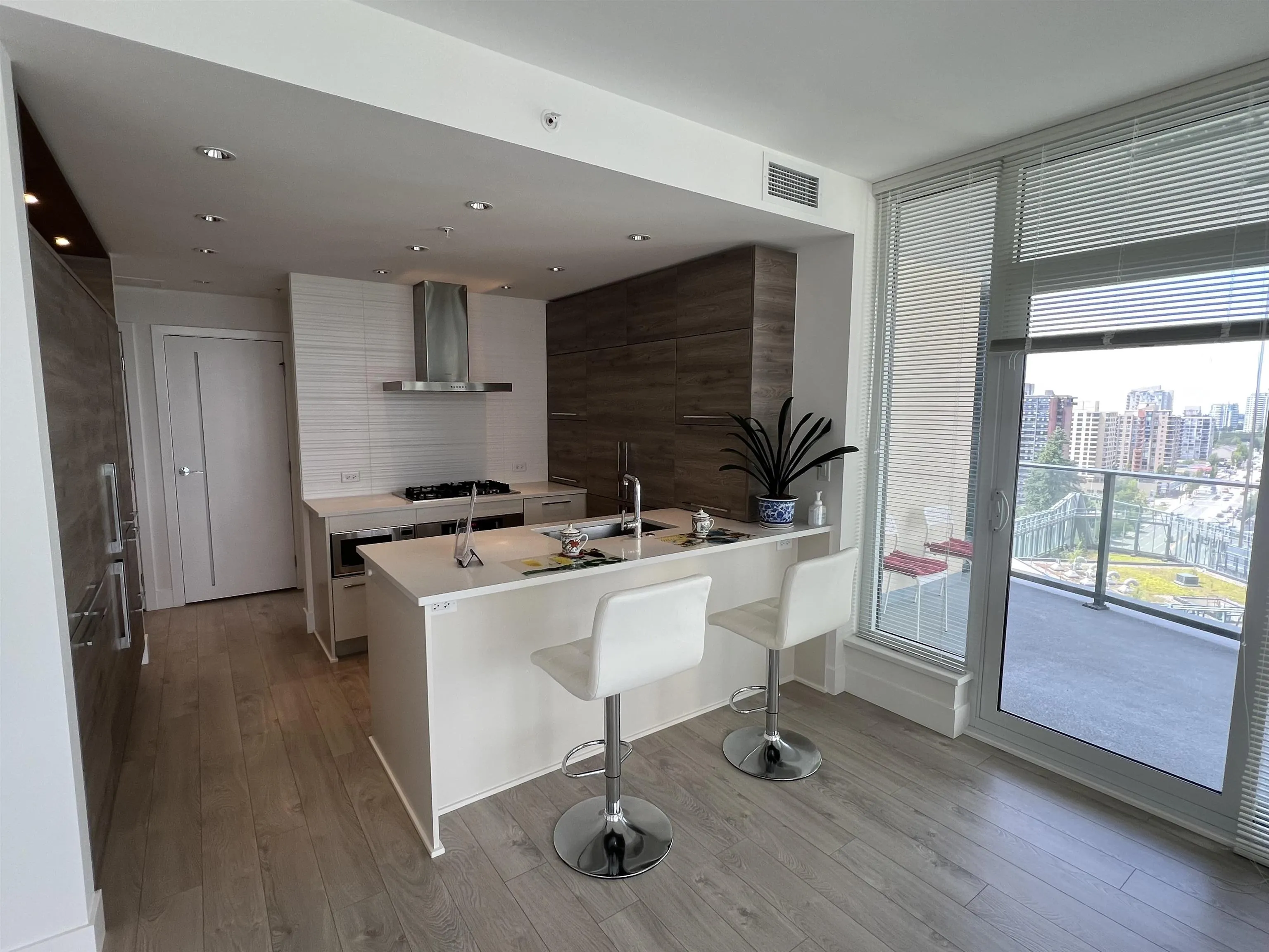 1702 7388 Kingsway Avenue