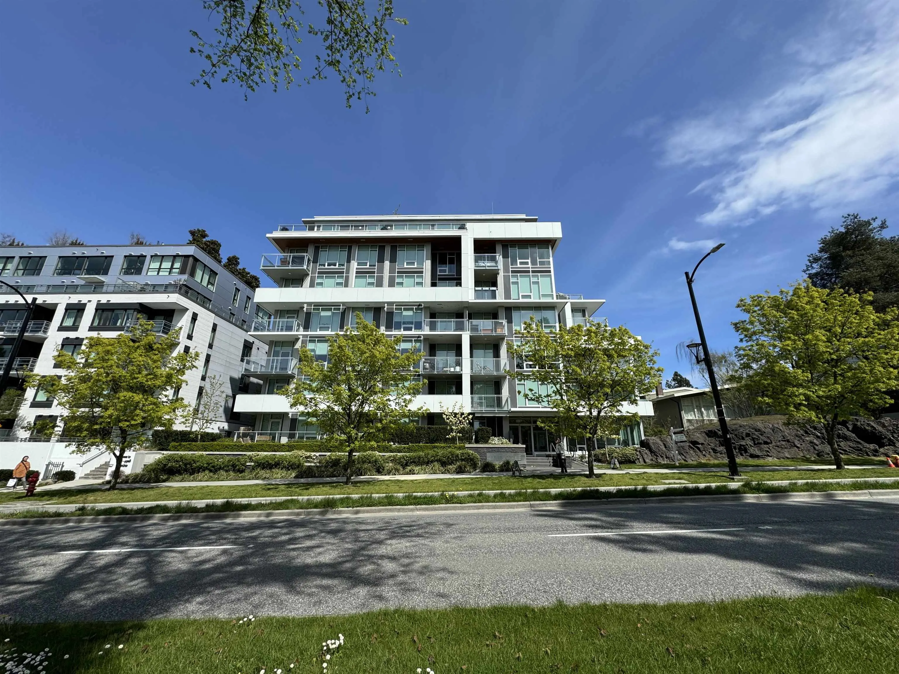 208 4988 Cambie Street