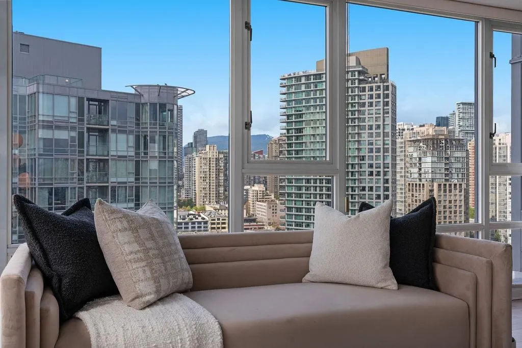 2607 1033 Marinaside Crescent