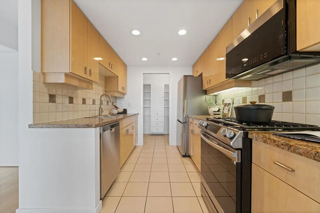 2607 1033 Marinaside Crescent