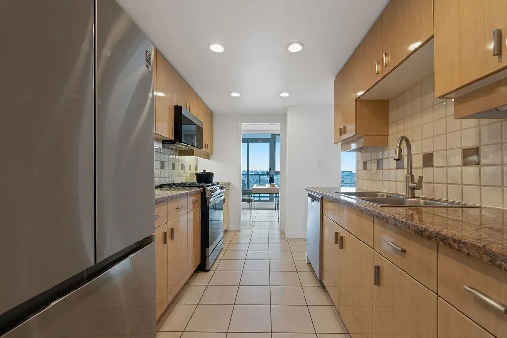 2607 1033 Marinaside Crescent
