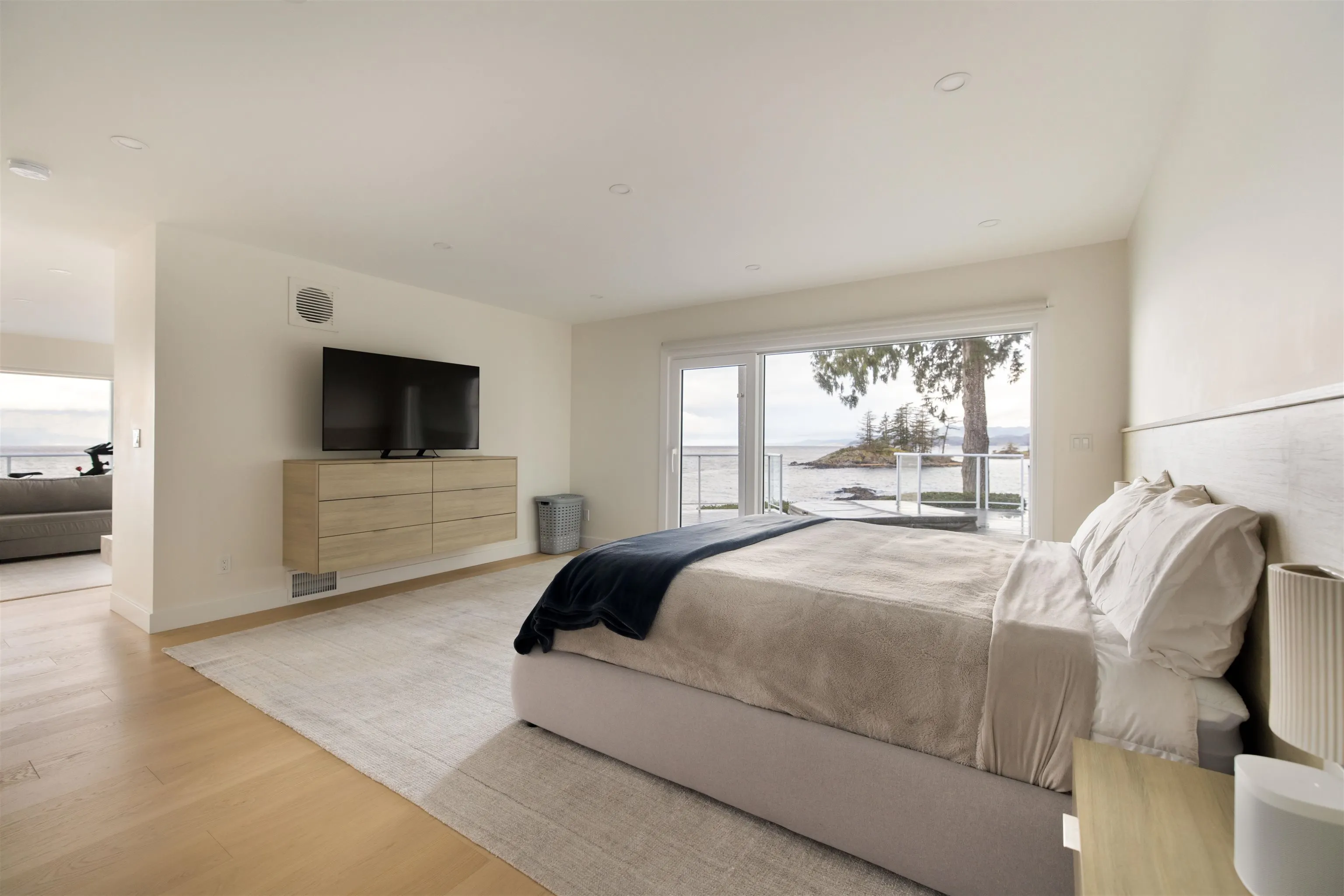 11113 Sunshine Coast Highway