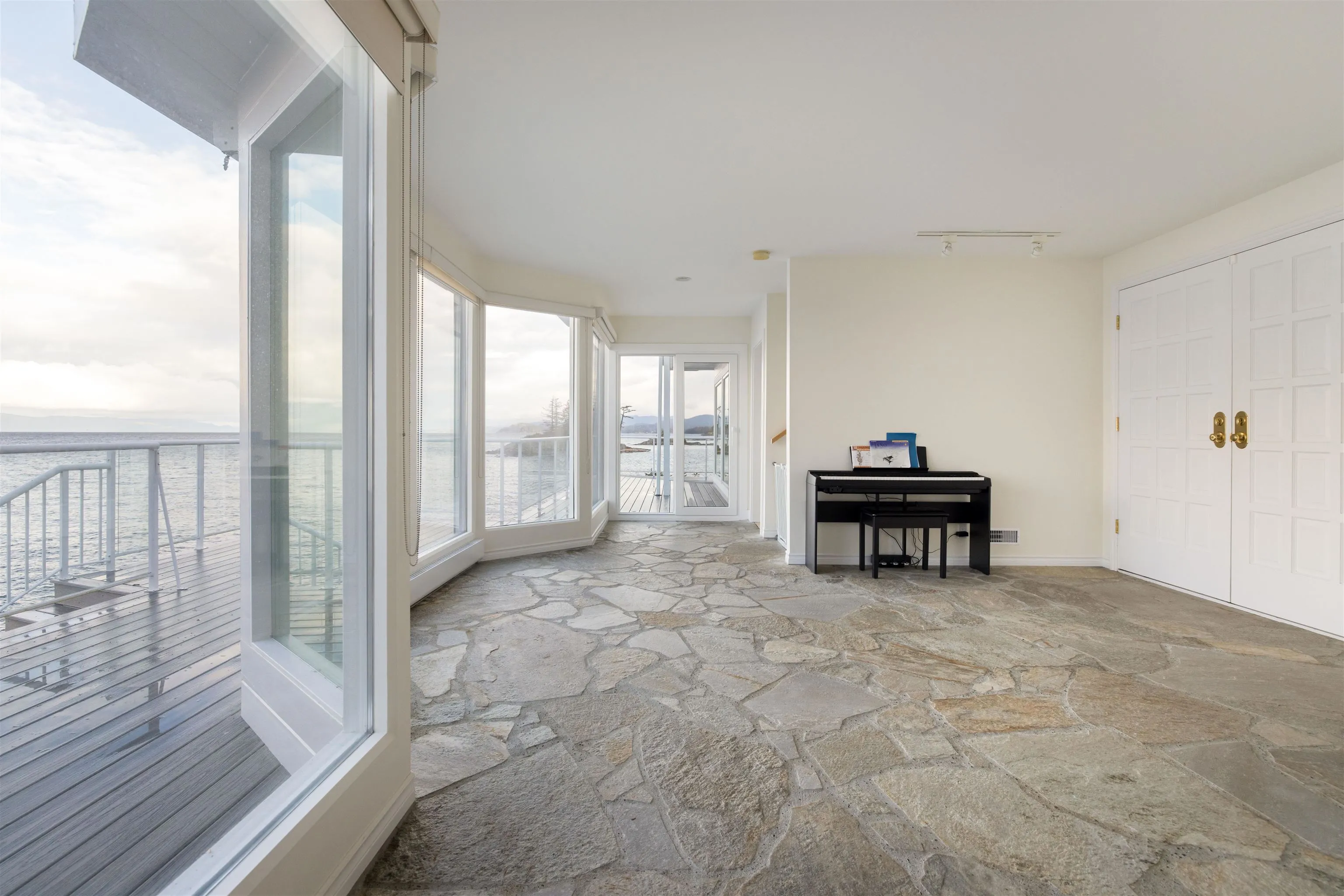 11113 Sunshine Coast Highway