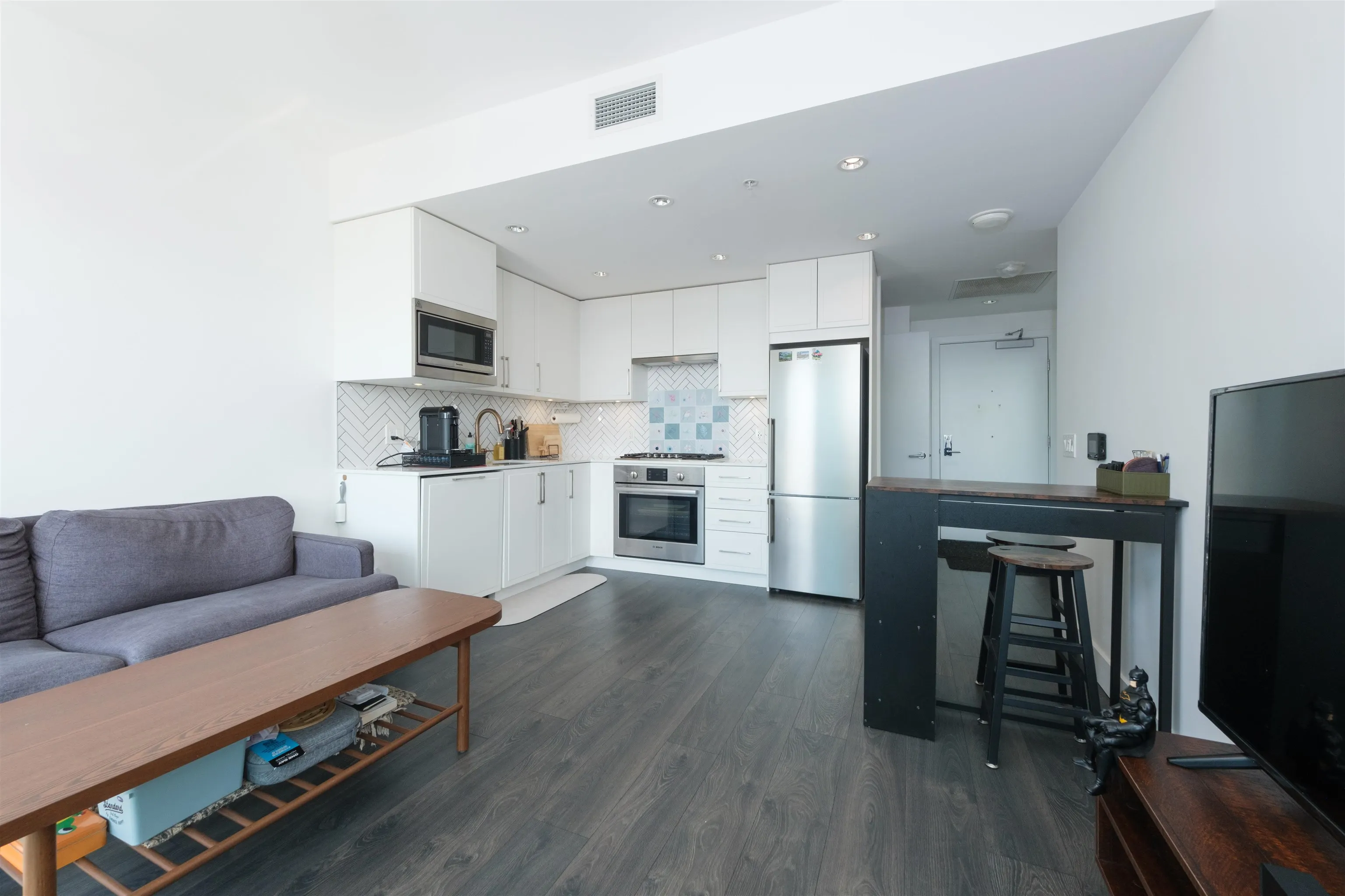 408 2435 Kingsway