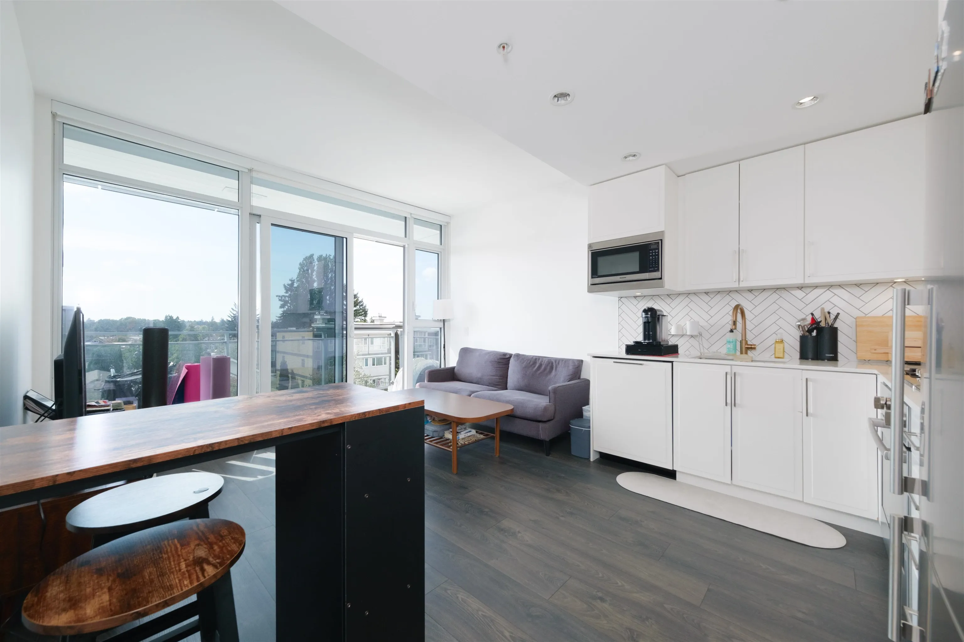 408 2435 Kingsway