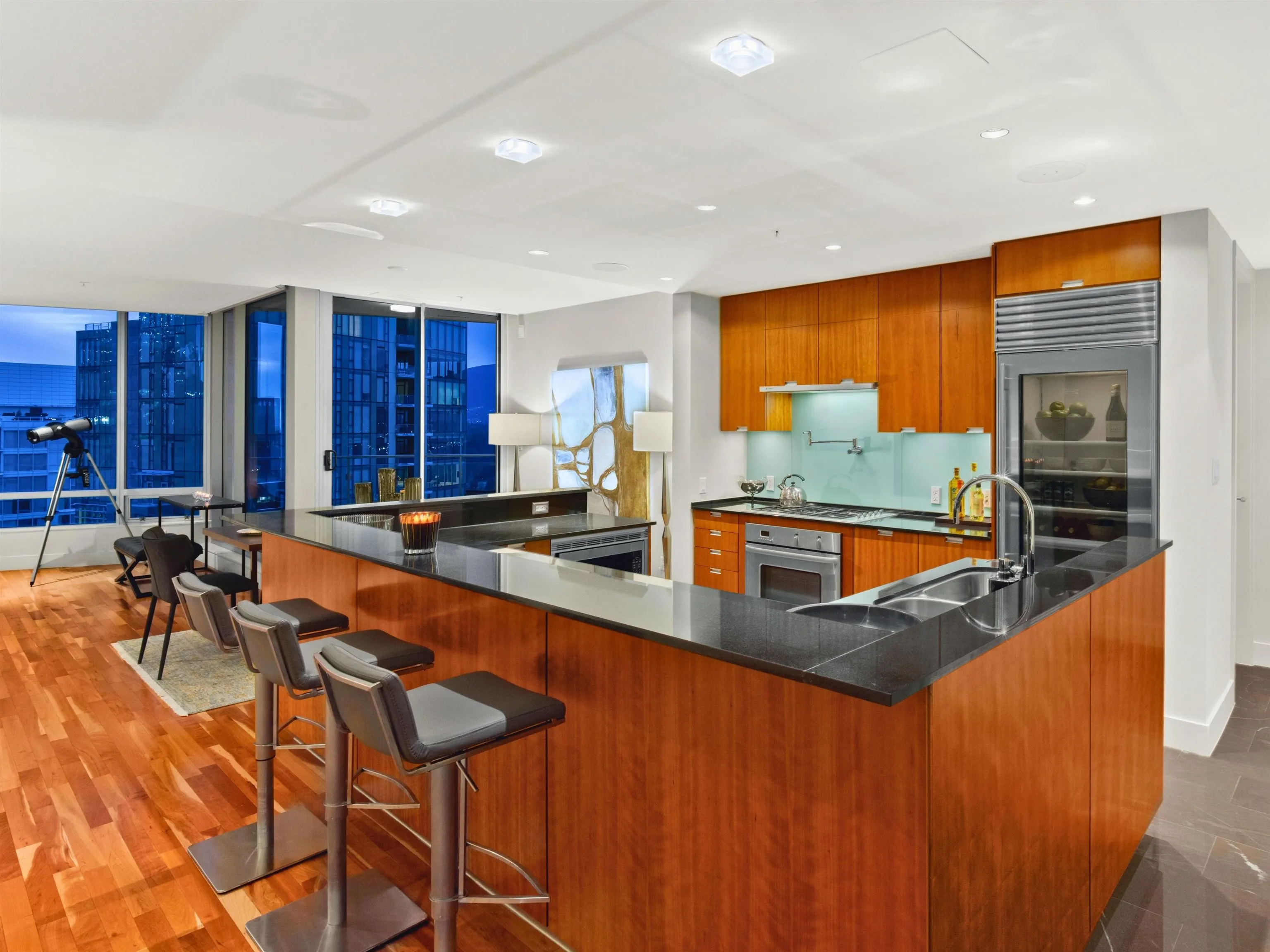 2803 1077 W Cordova Street