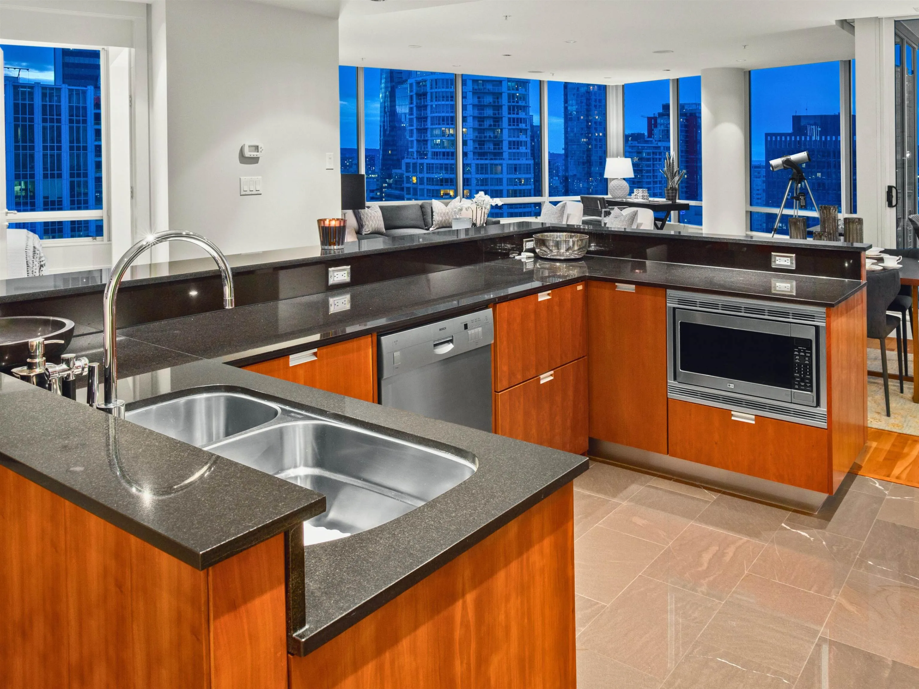 2803 1077 W Cordova Street