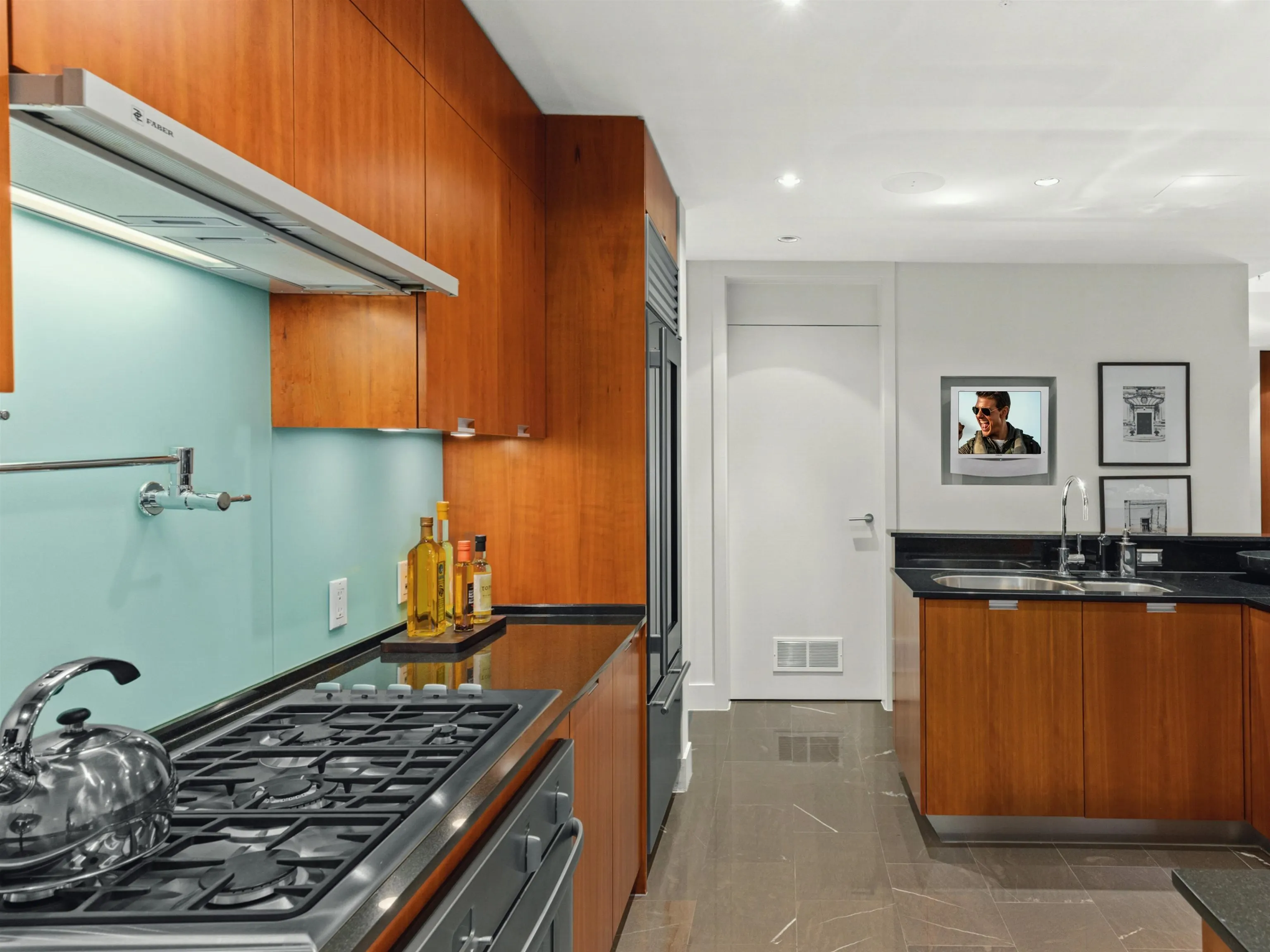 2803 1077 W Cordova Street