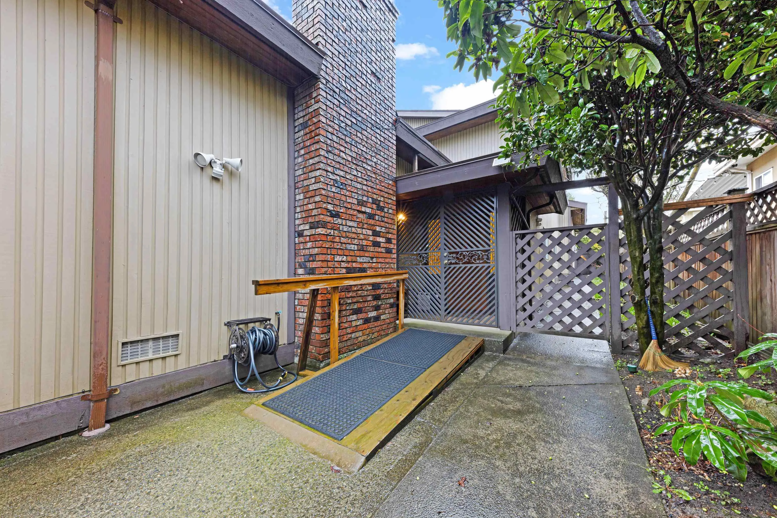 137 W Woodstock Avenue