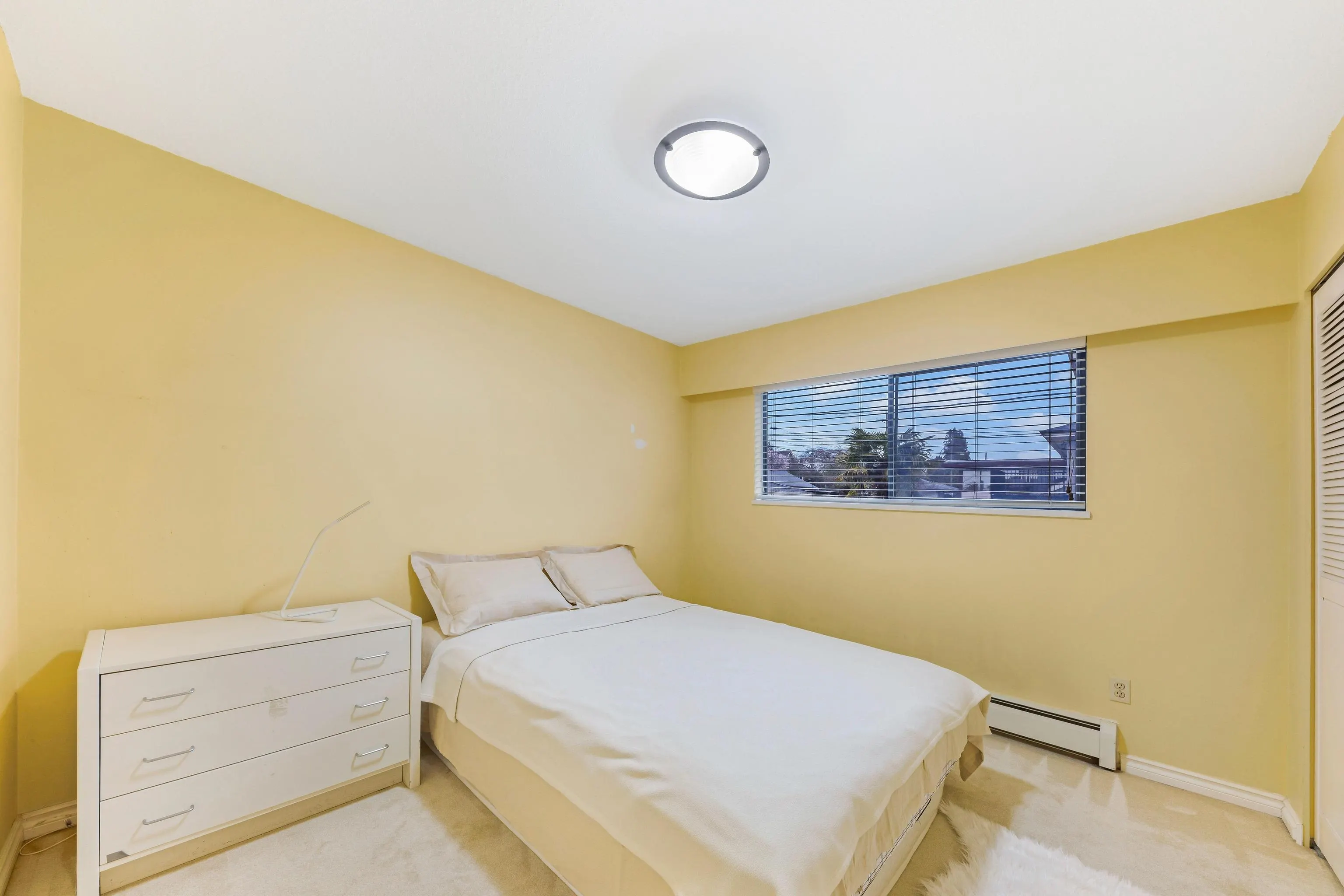137 W Woodstock Avenue