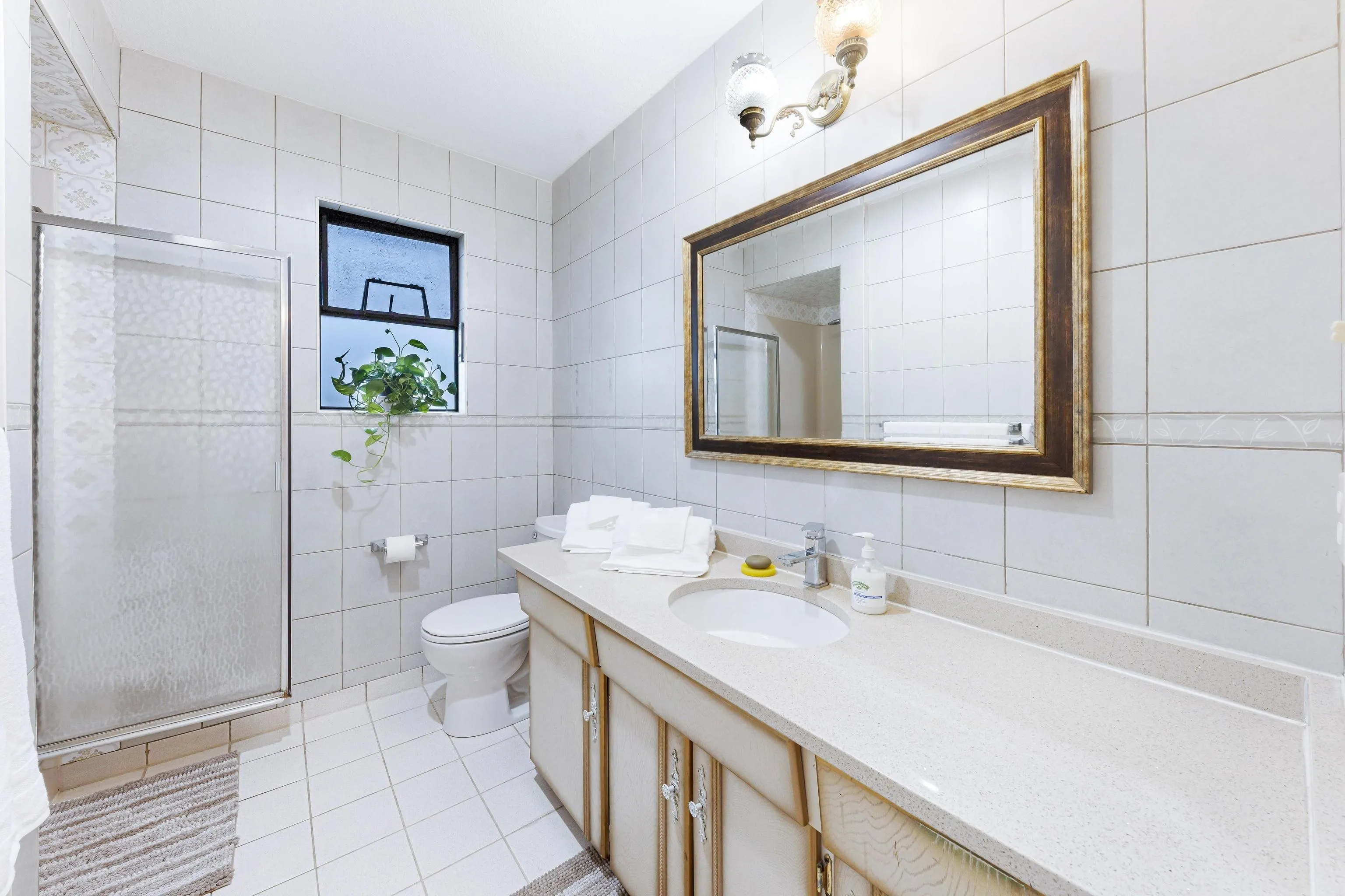 137 W Woodstock Avenue