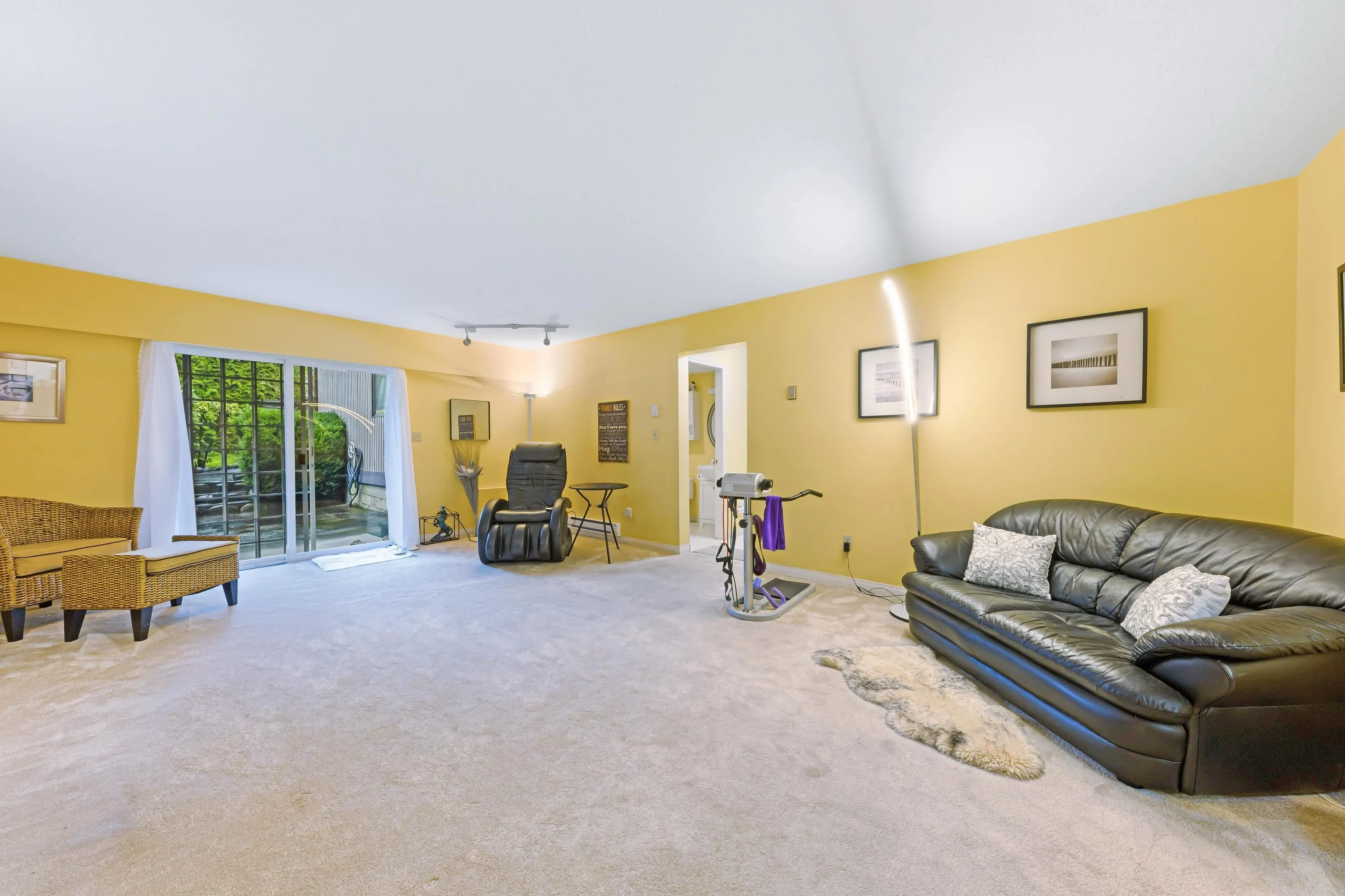 137 W Woodstock Avenue