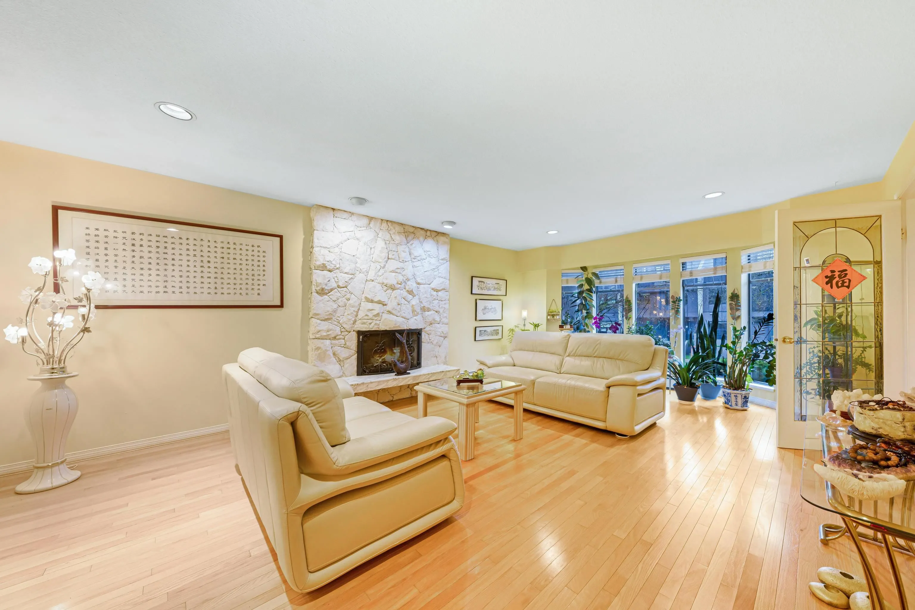 137 W Woodstock Avenue