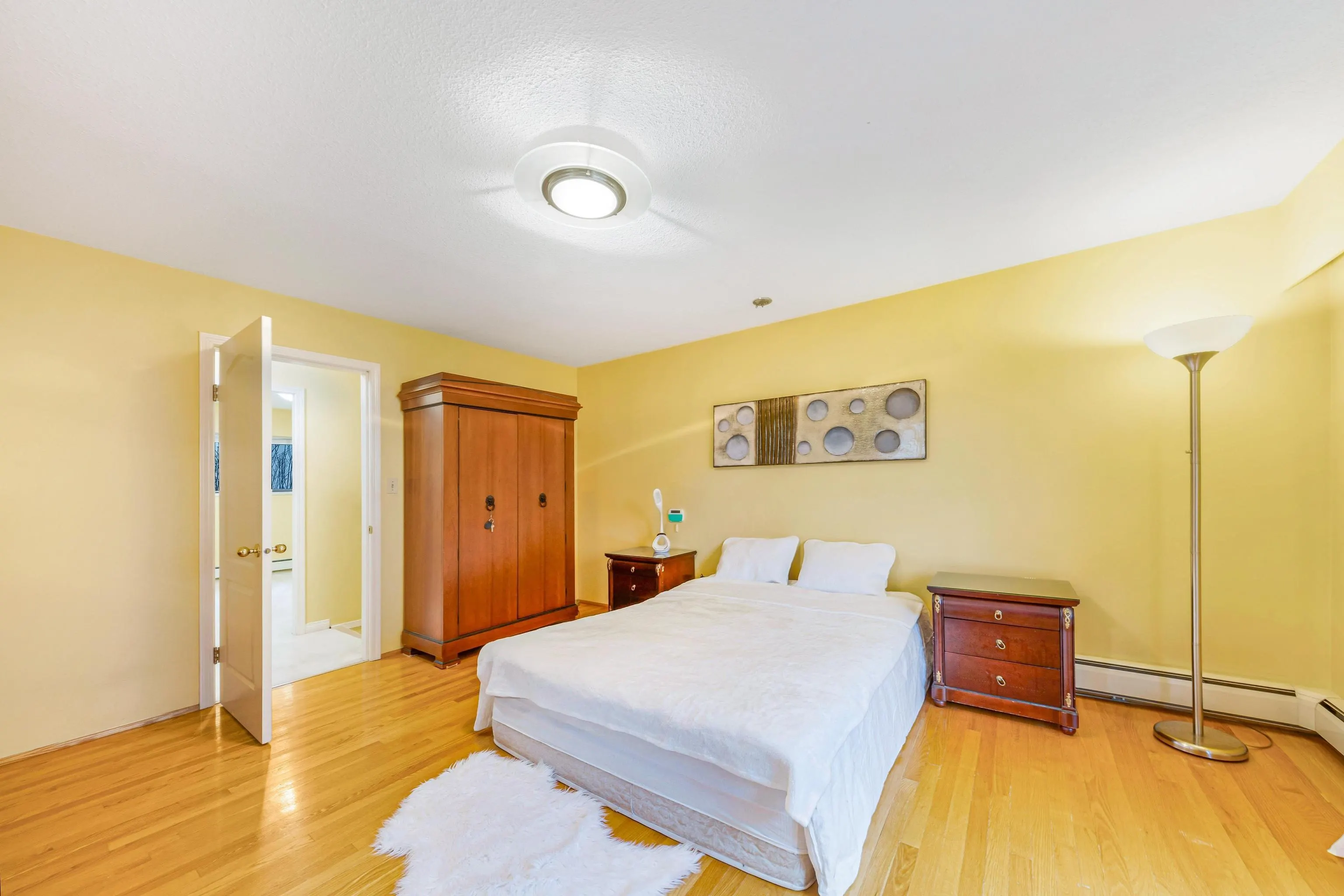 137 W Woodstock Avenue