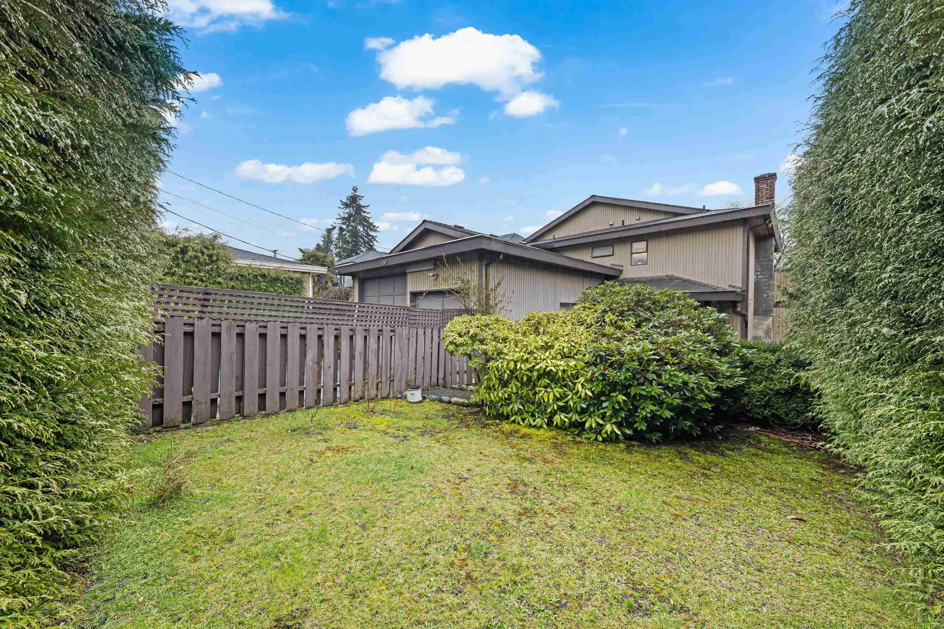 137 W Woodstock Avenue