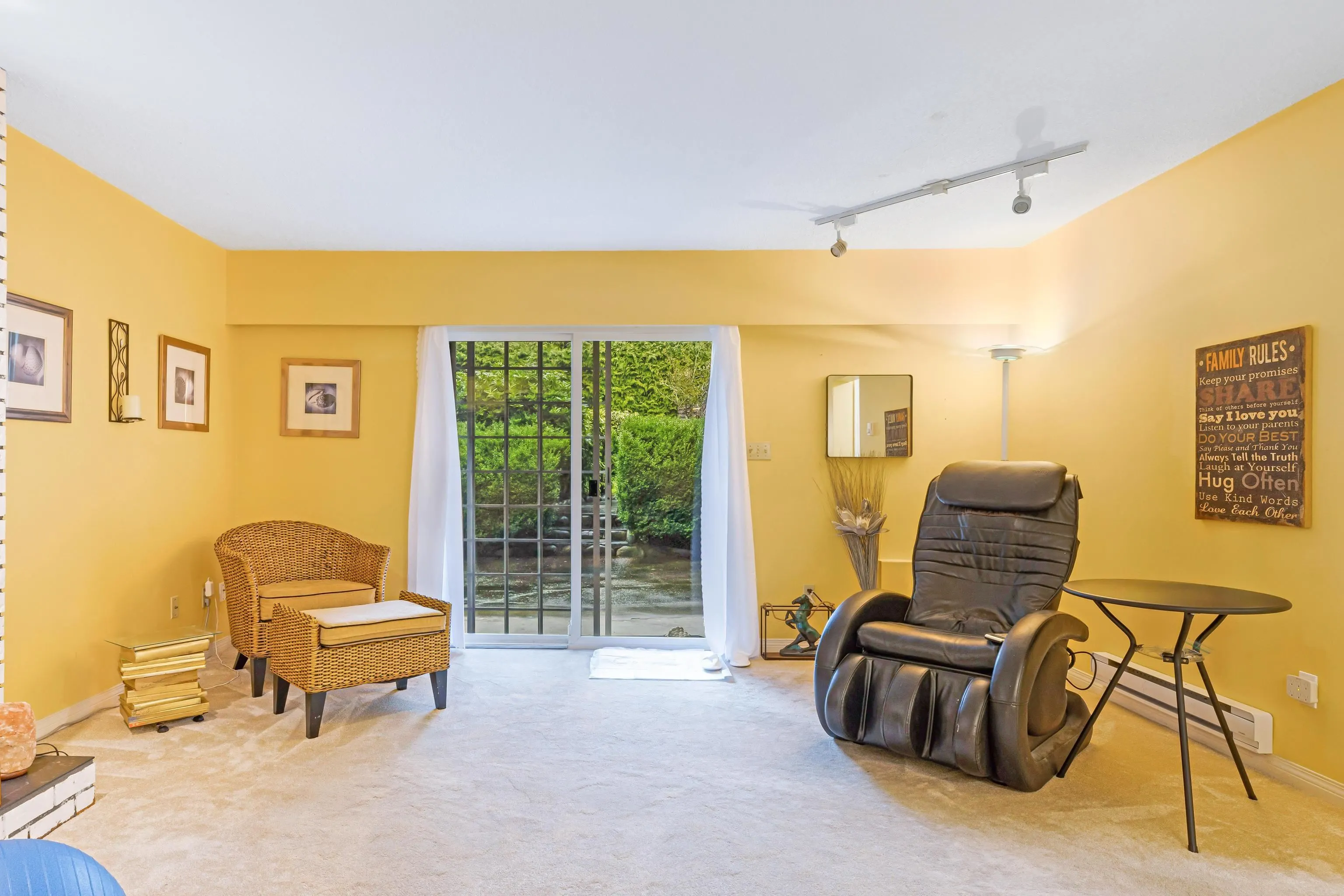 137 W Woodstock Avenue