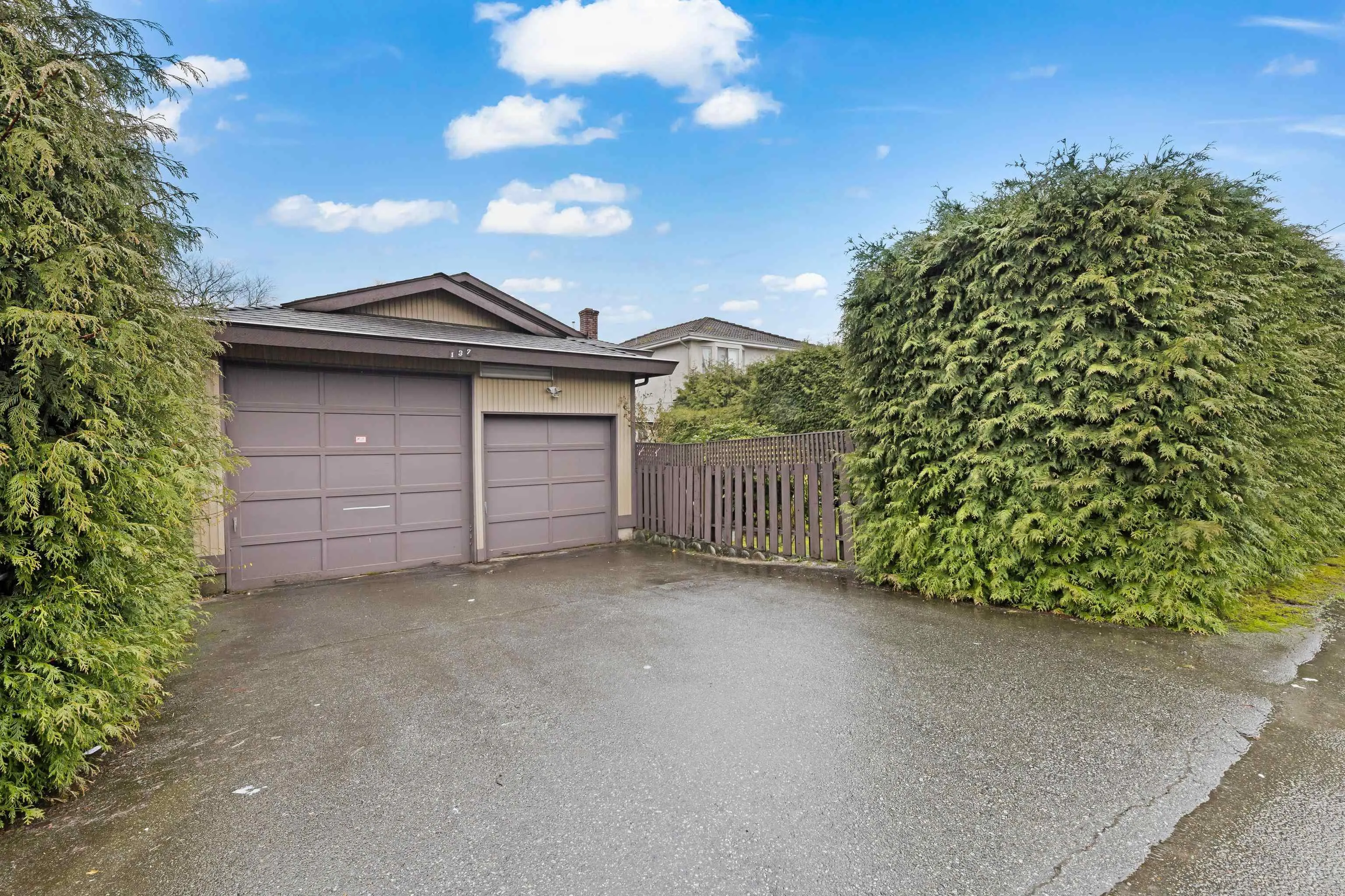 137 W Woodstock Avenue