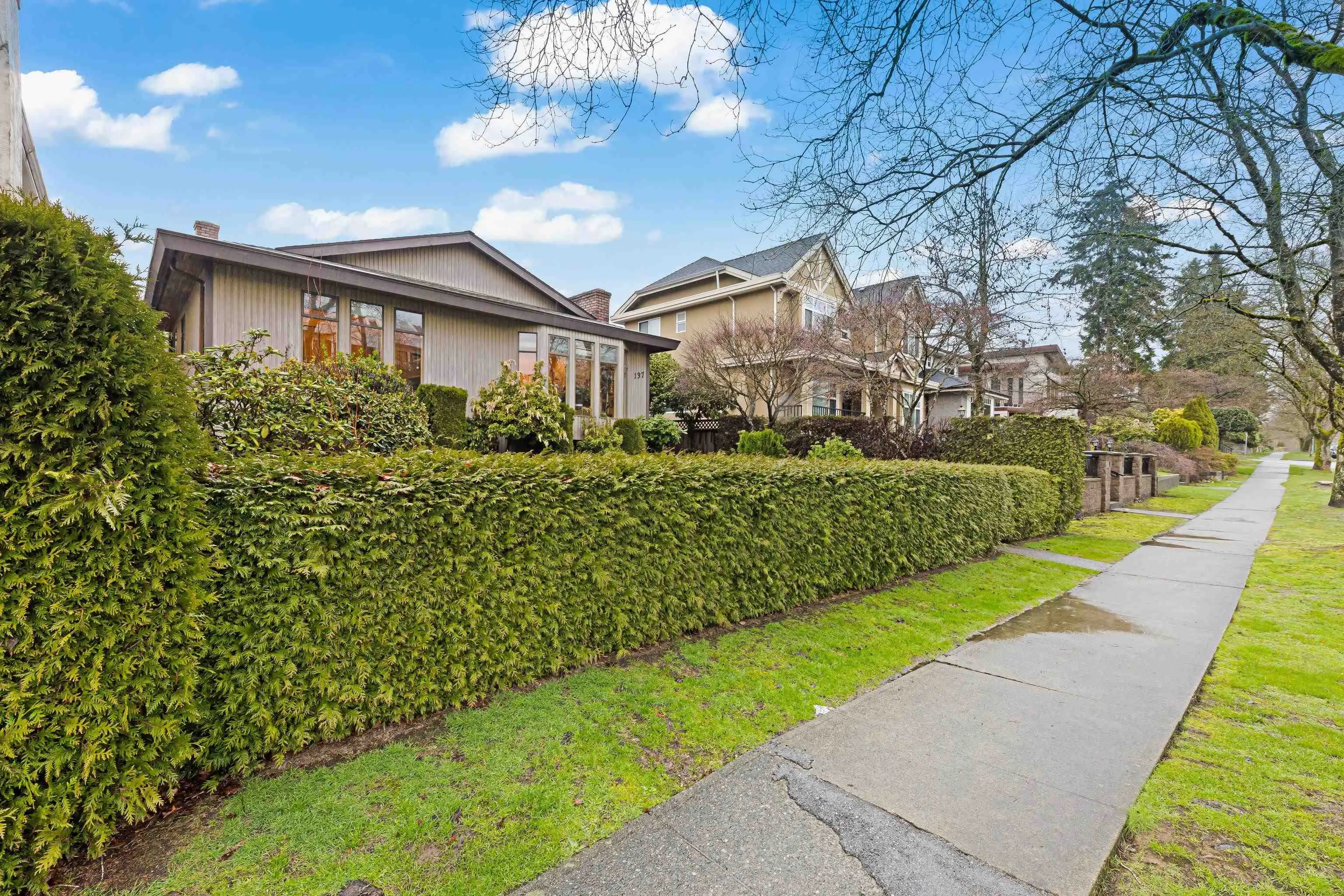137 W Woodstock Avenue