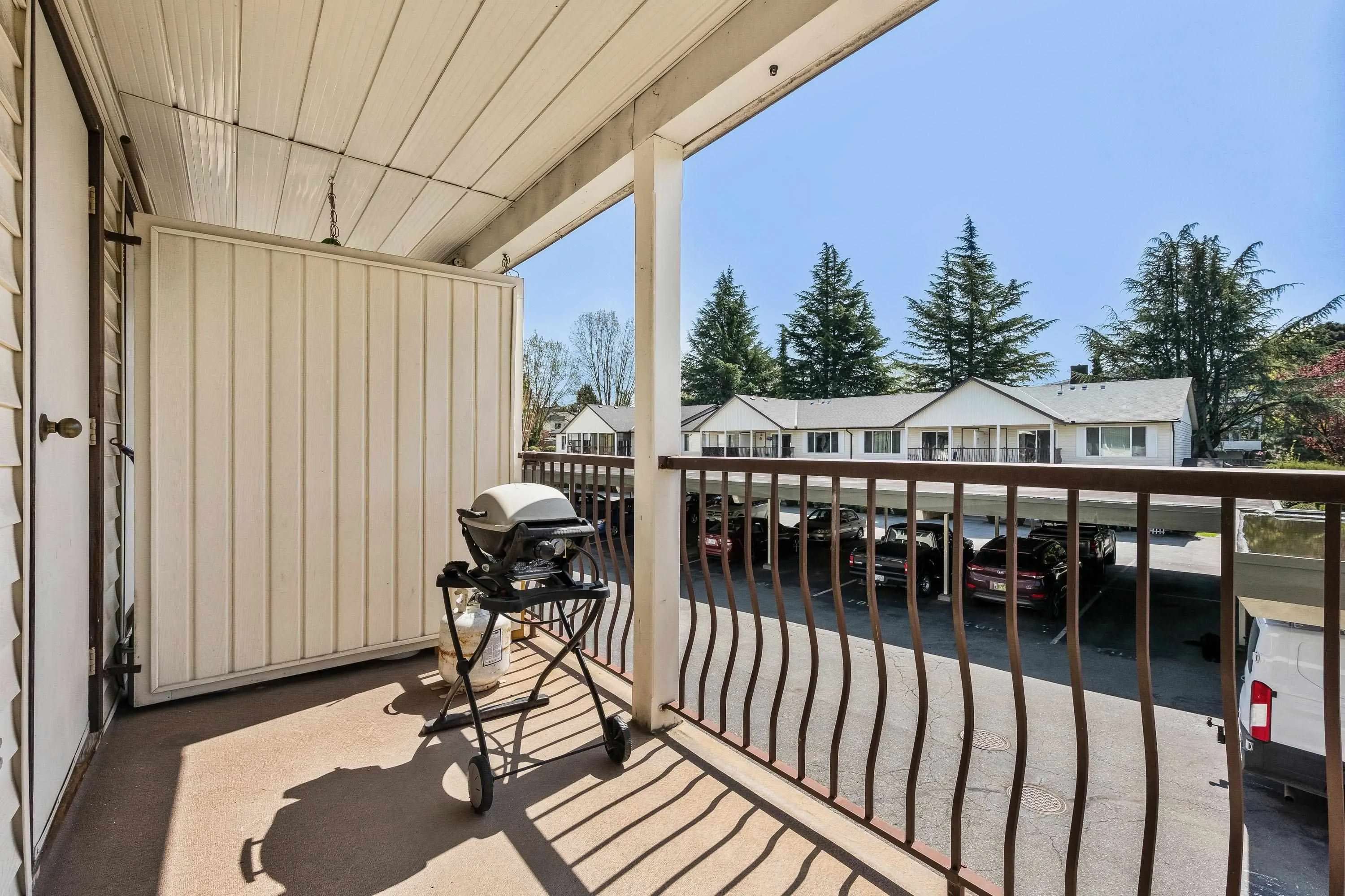207 2853 W Bourquin Crescent