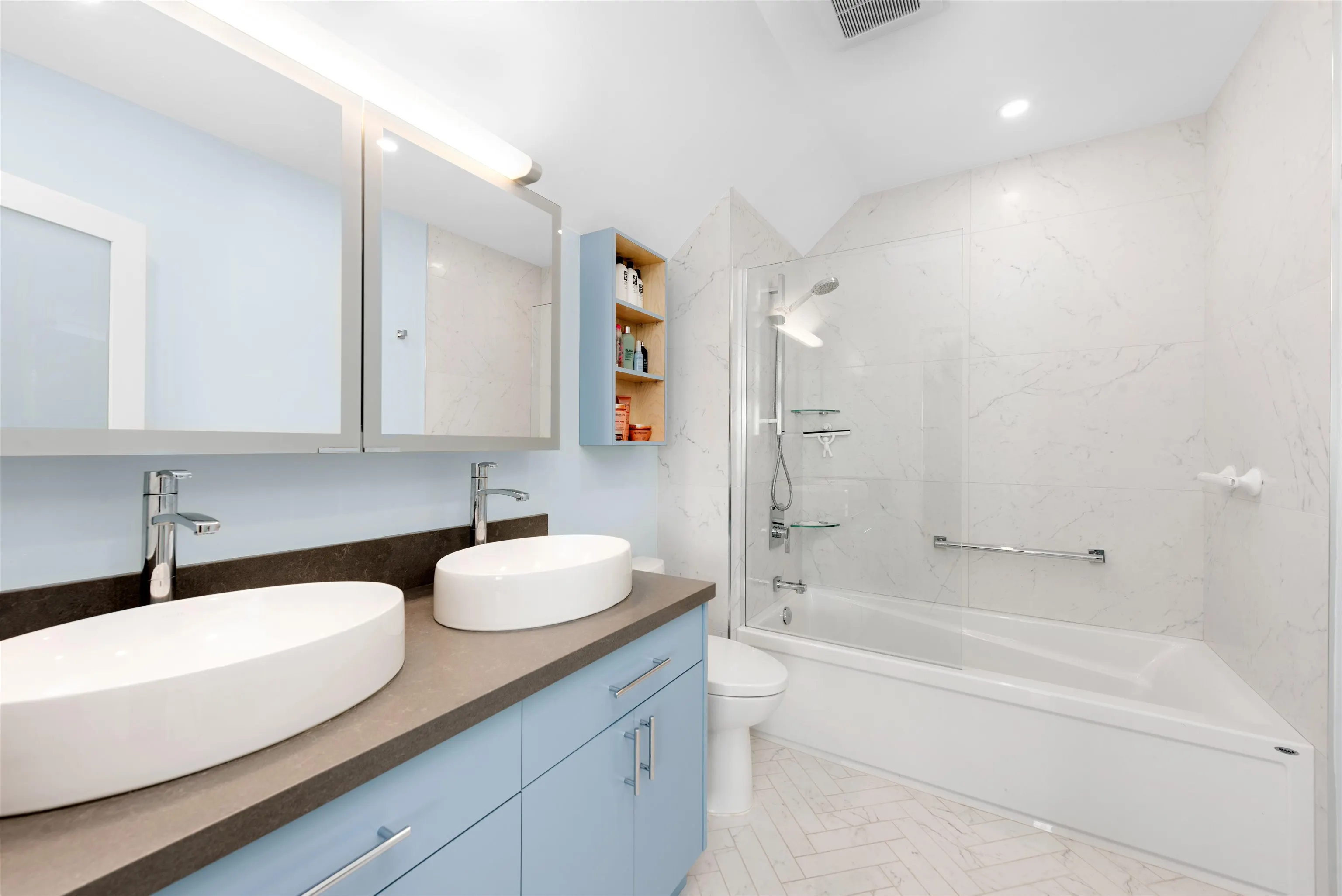 202 3189 Camosun Street