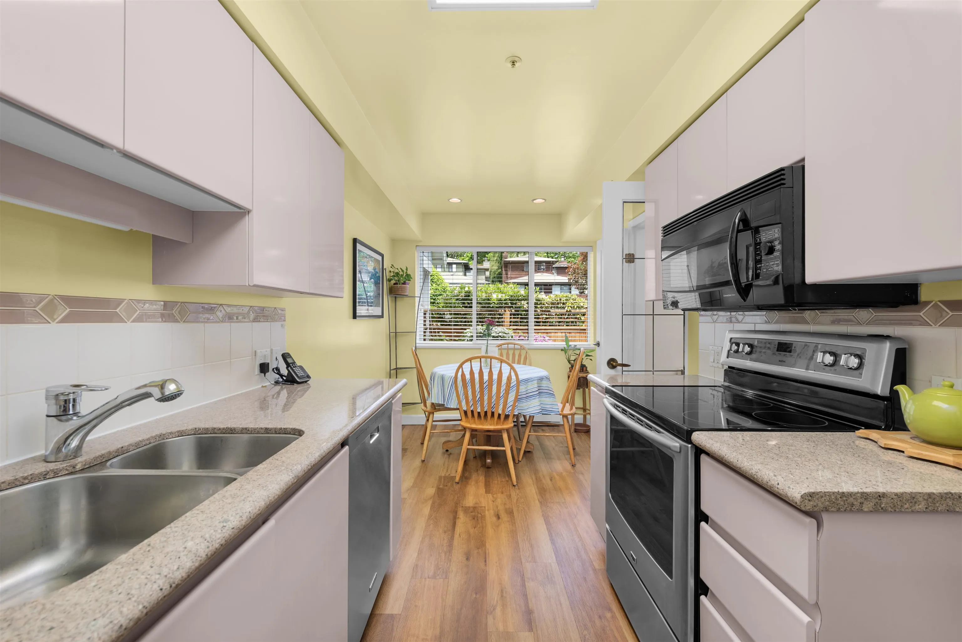 202 3189 Camosun Street
