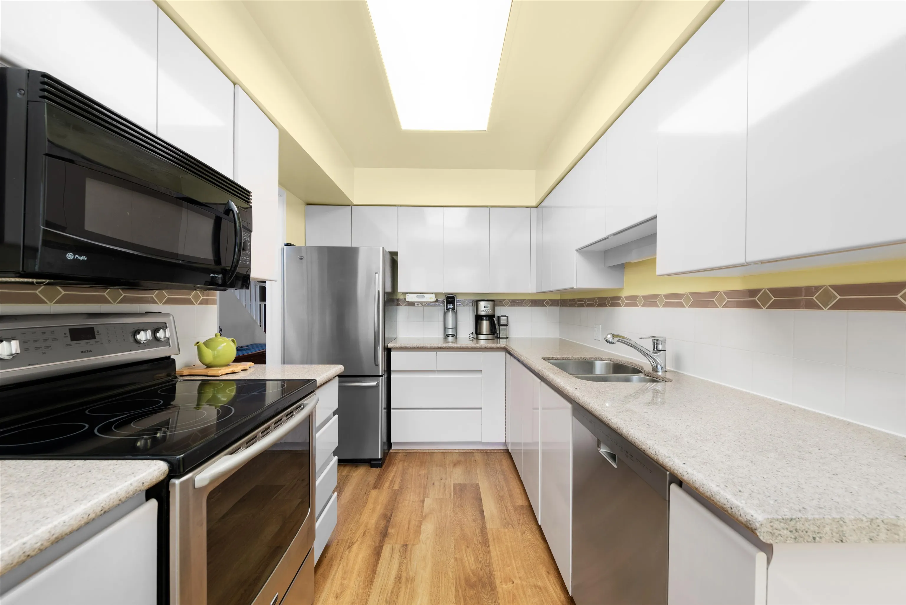 202 3189 Camosun Street