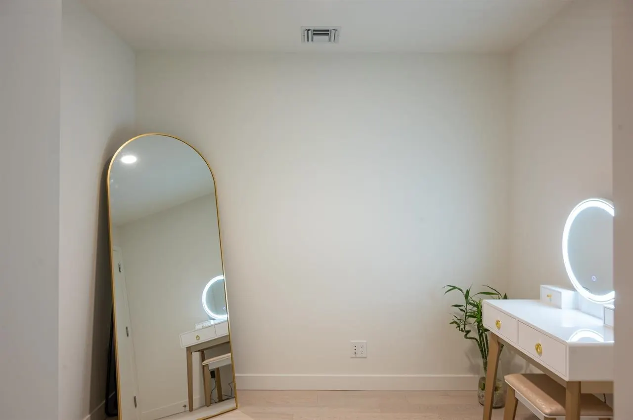 207 6811 Pearson Way