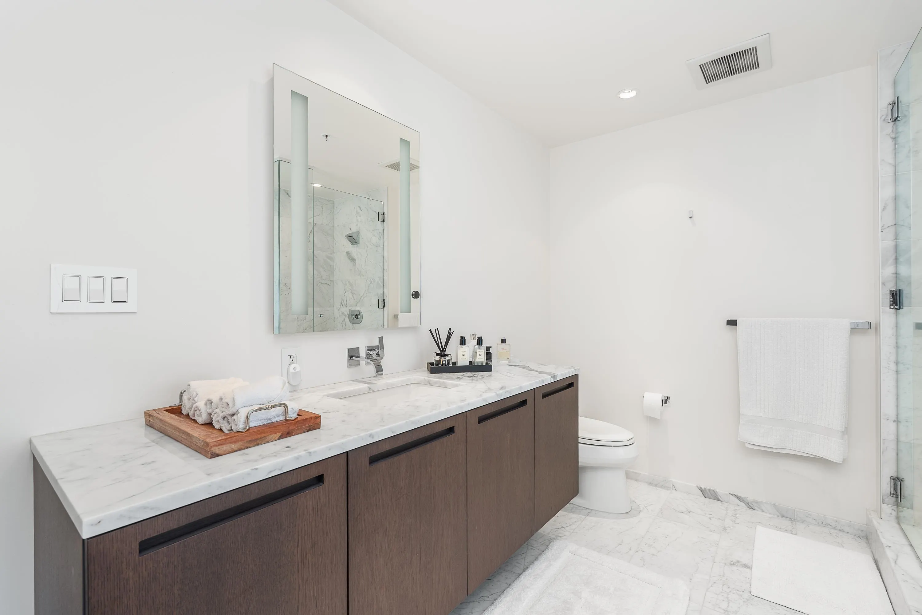 2409 1011 W Cordova Street