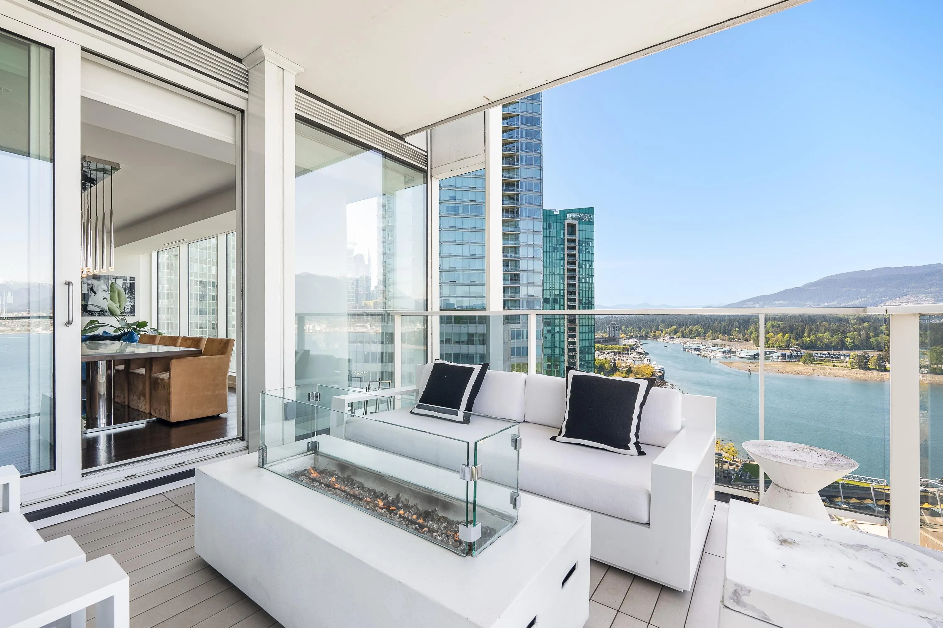 2409 1011 W Cordova Street