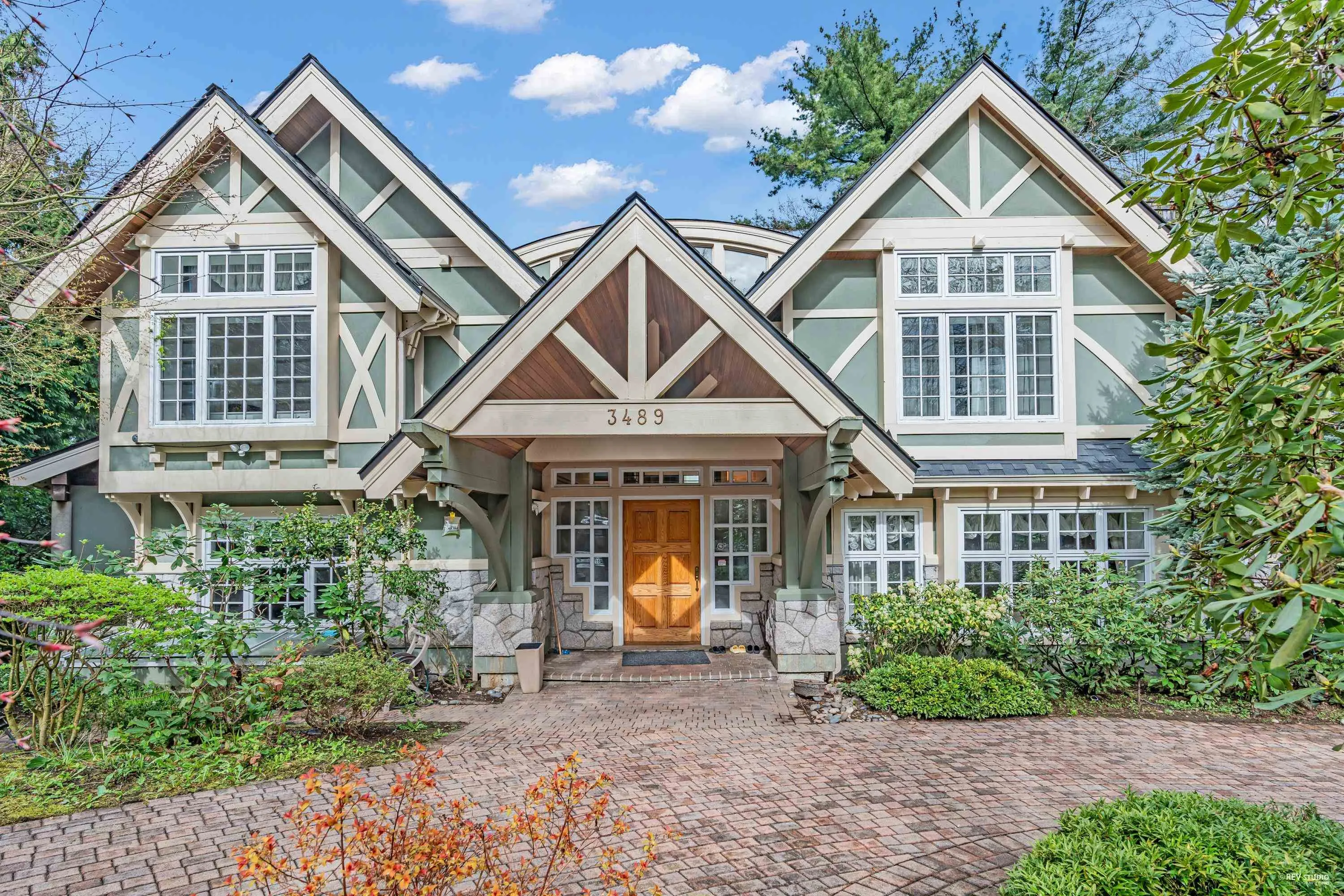 3489 Pine Crescent
