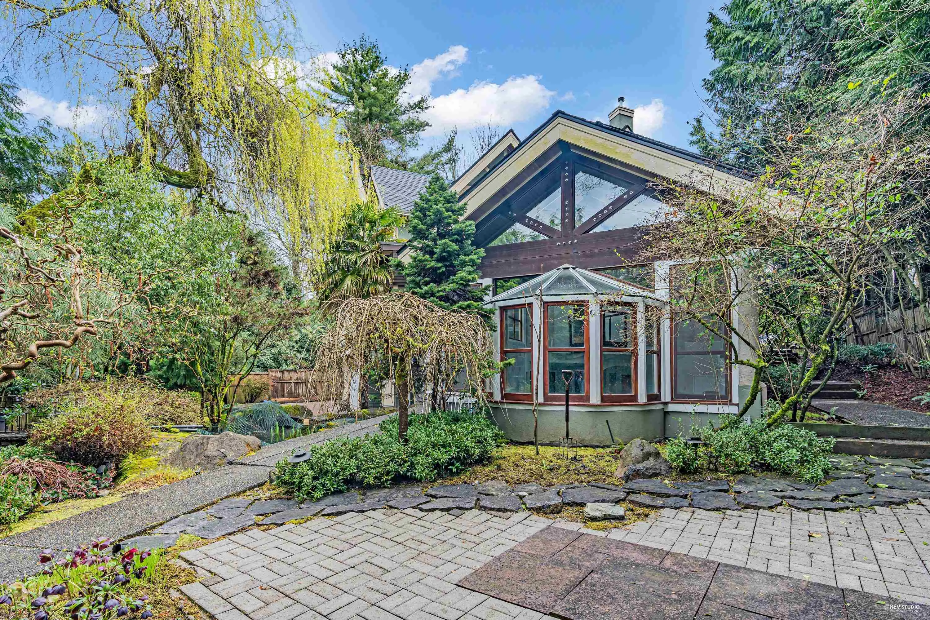 3489 Pine Crescent