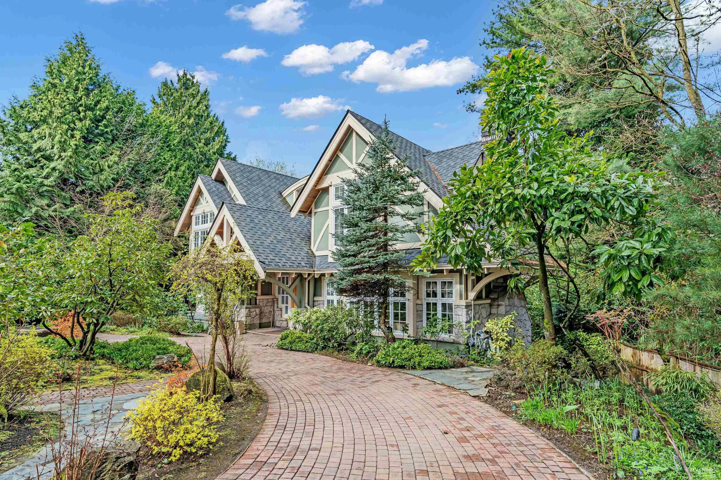 3489 Pine Crescent