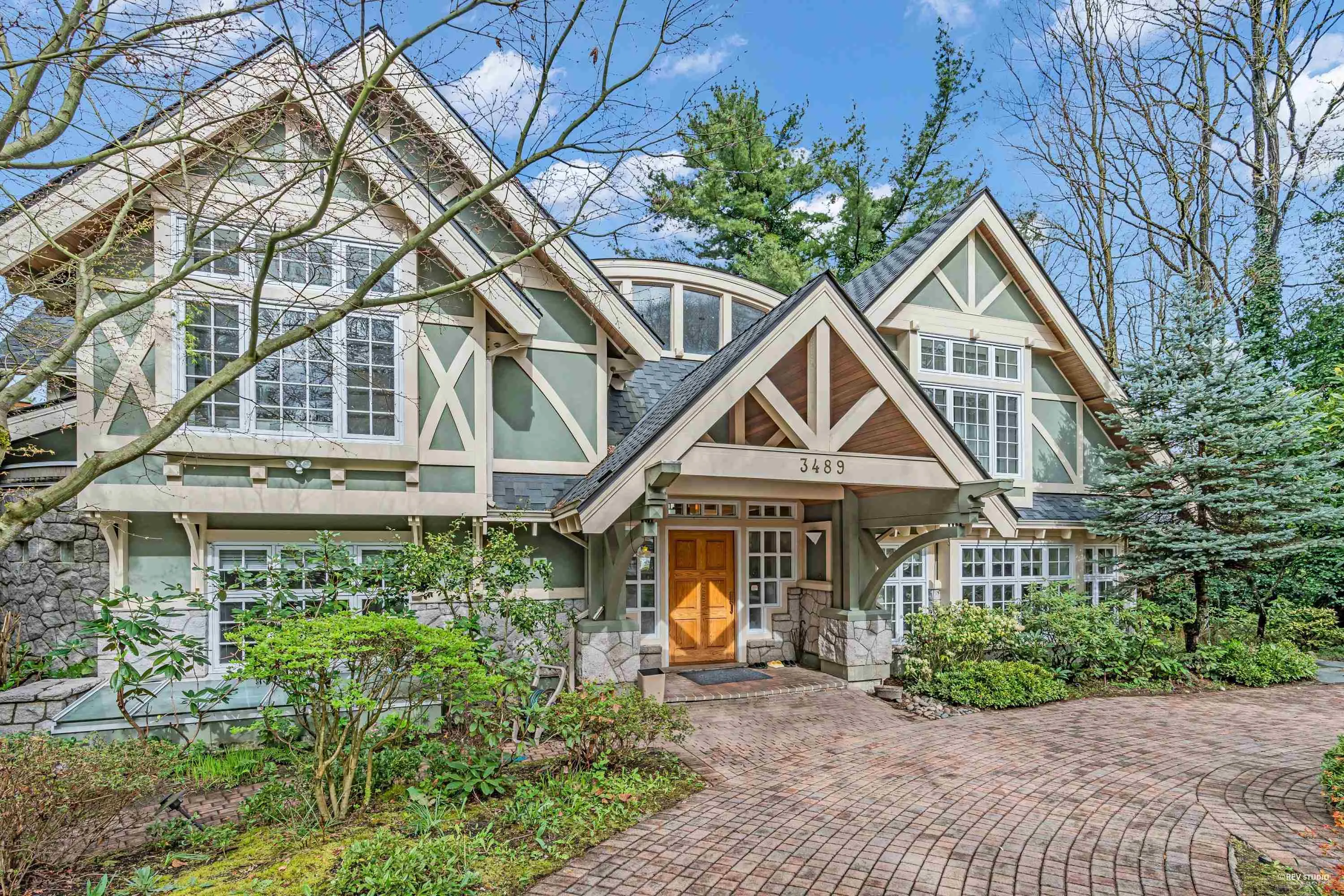 3489 Pine Crescent