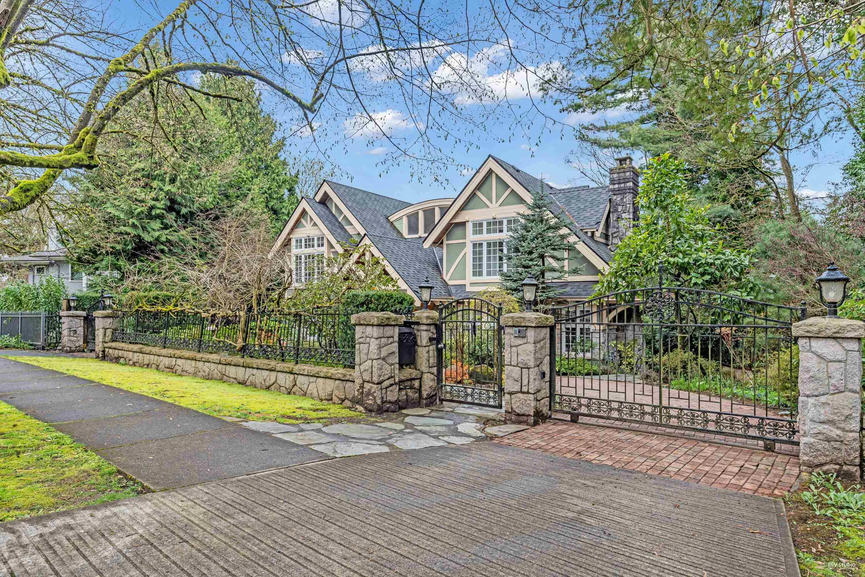 3489 Pine Crescent