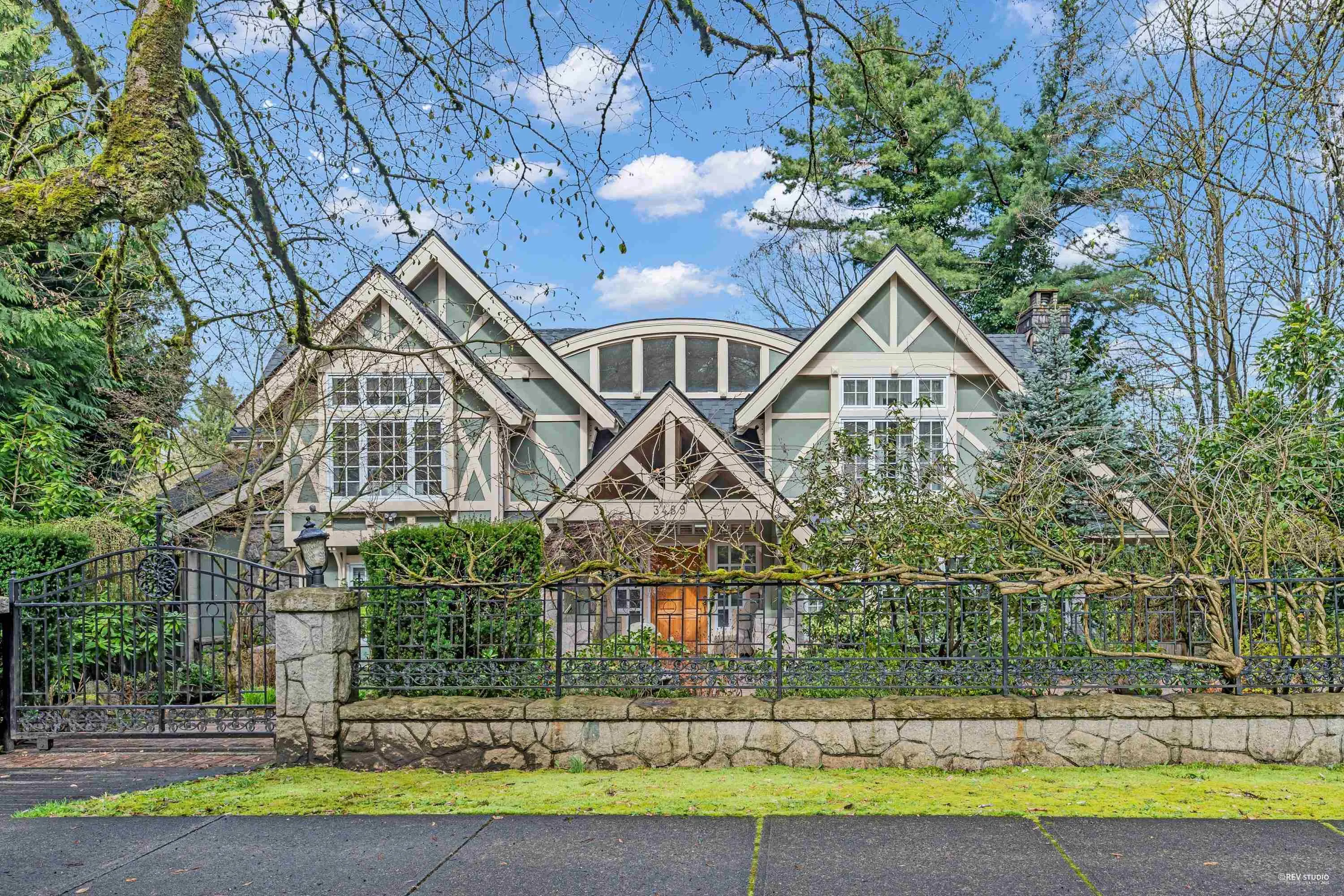 3489 Pine Crescent