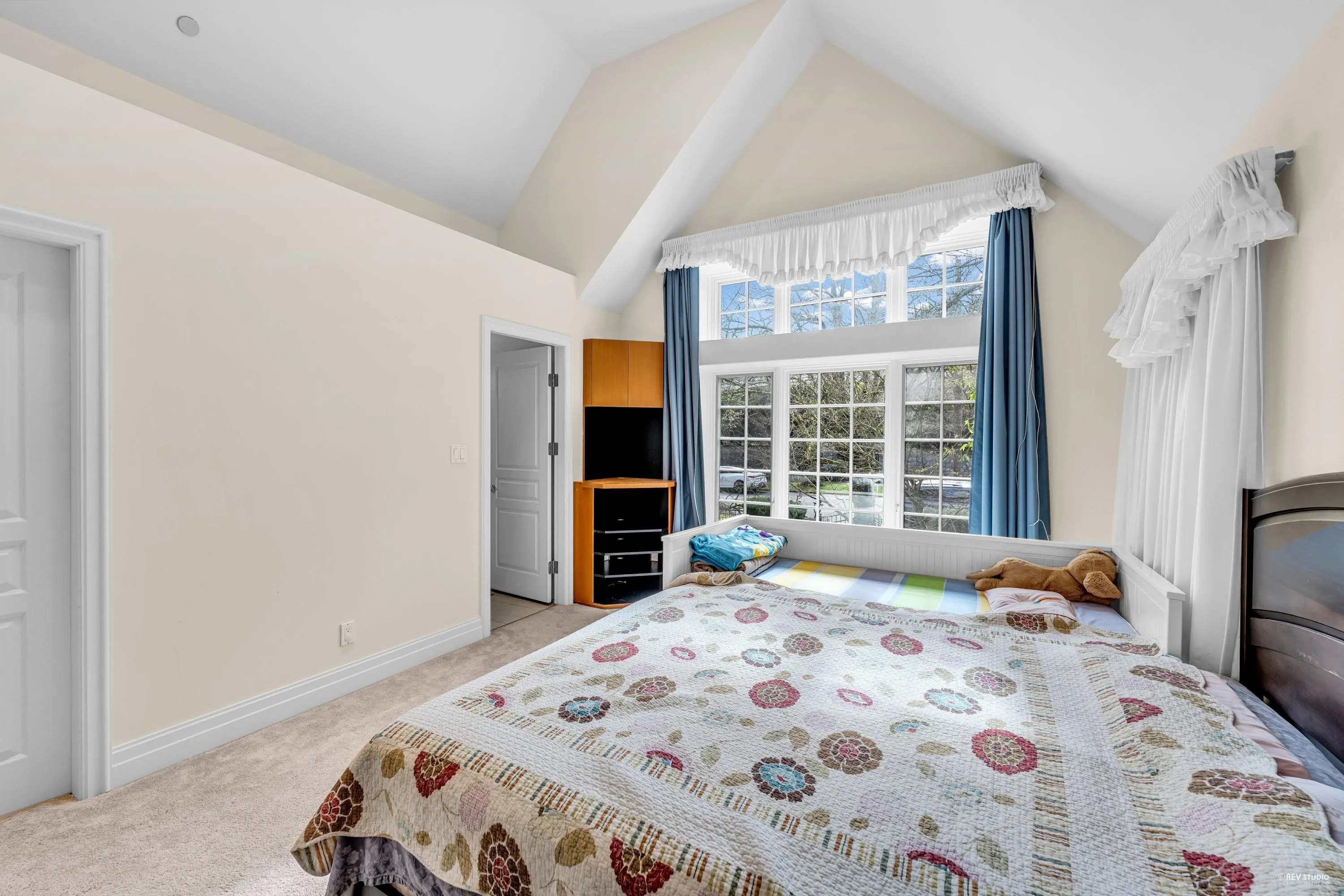 3489 Pine Crescent