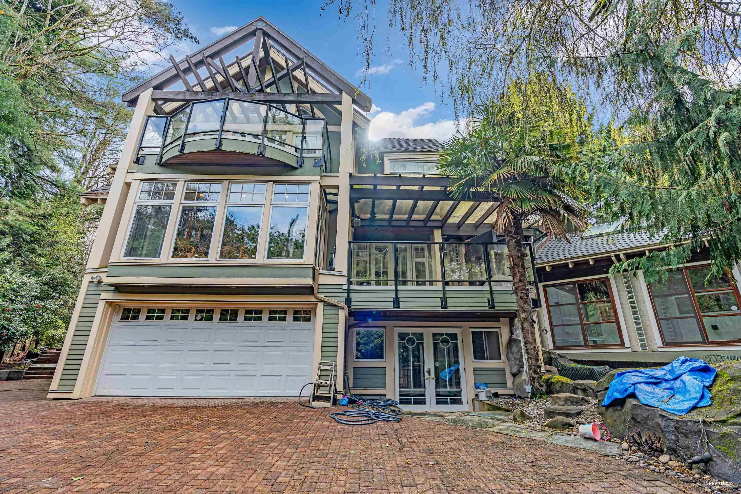 3489 Pine Crescent