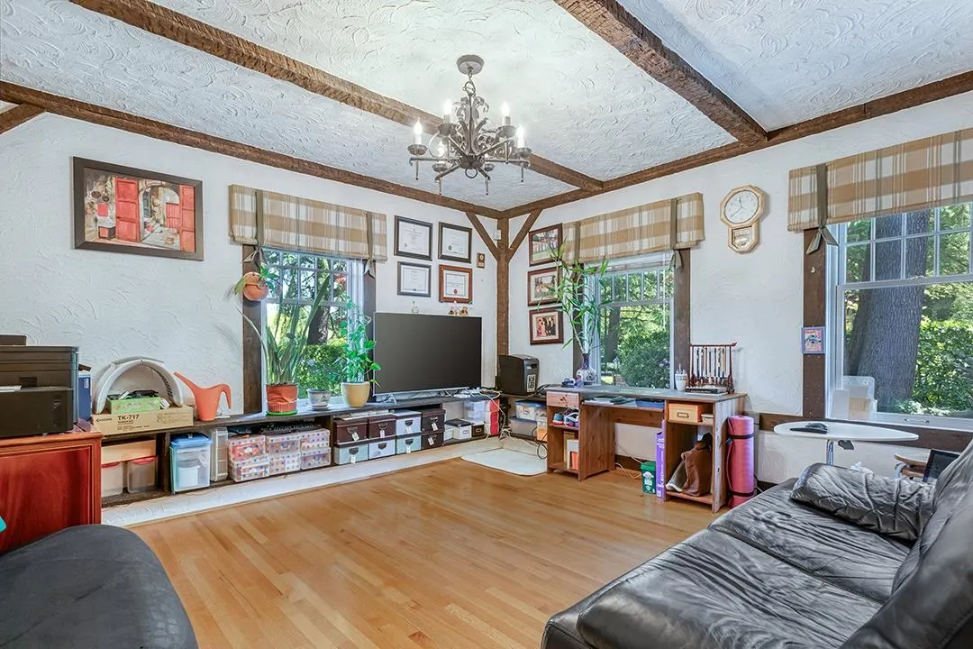 3439 Cedar Crescent