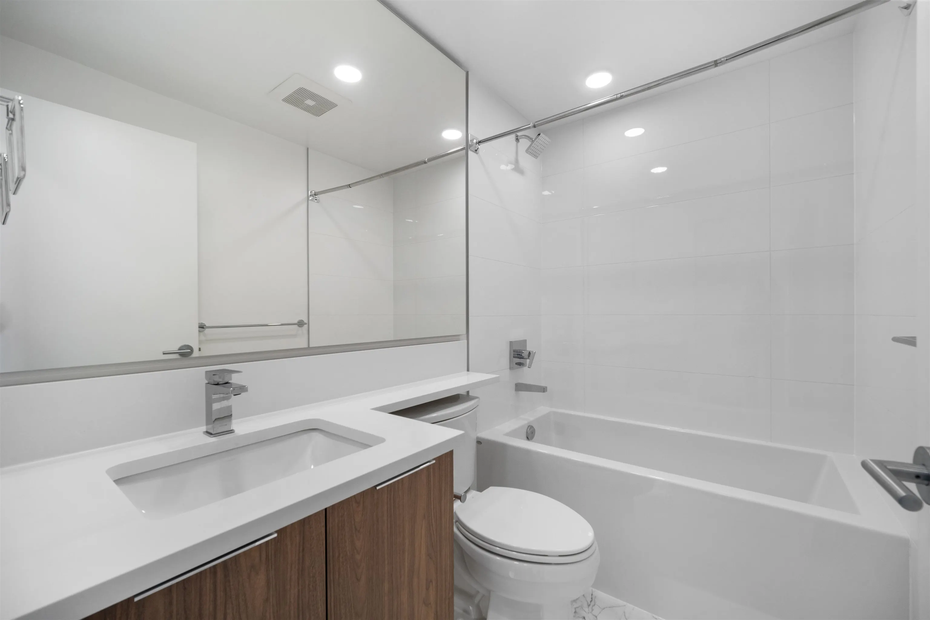 1607 7683 Park Crescent