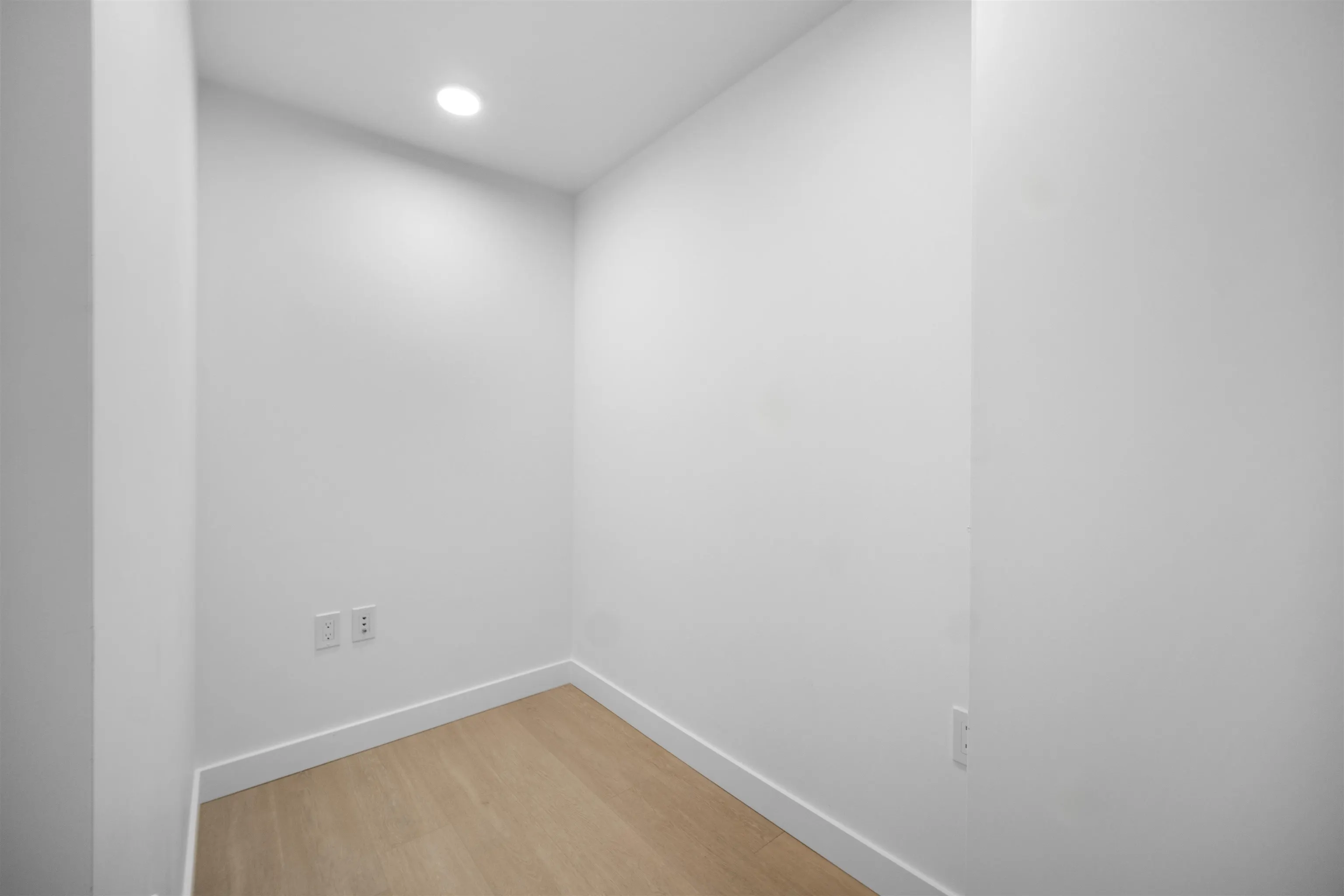 1607 7683 Park Crescent
