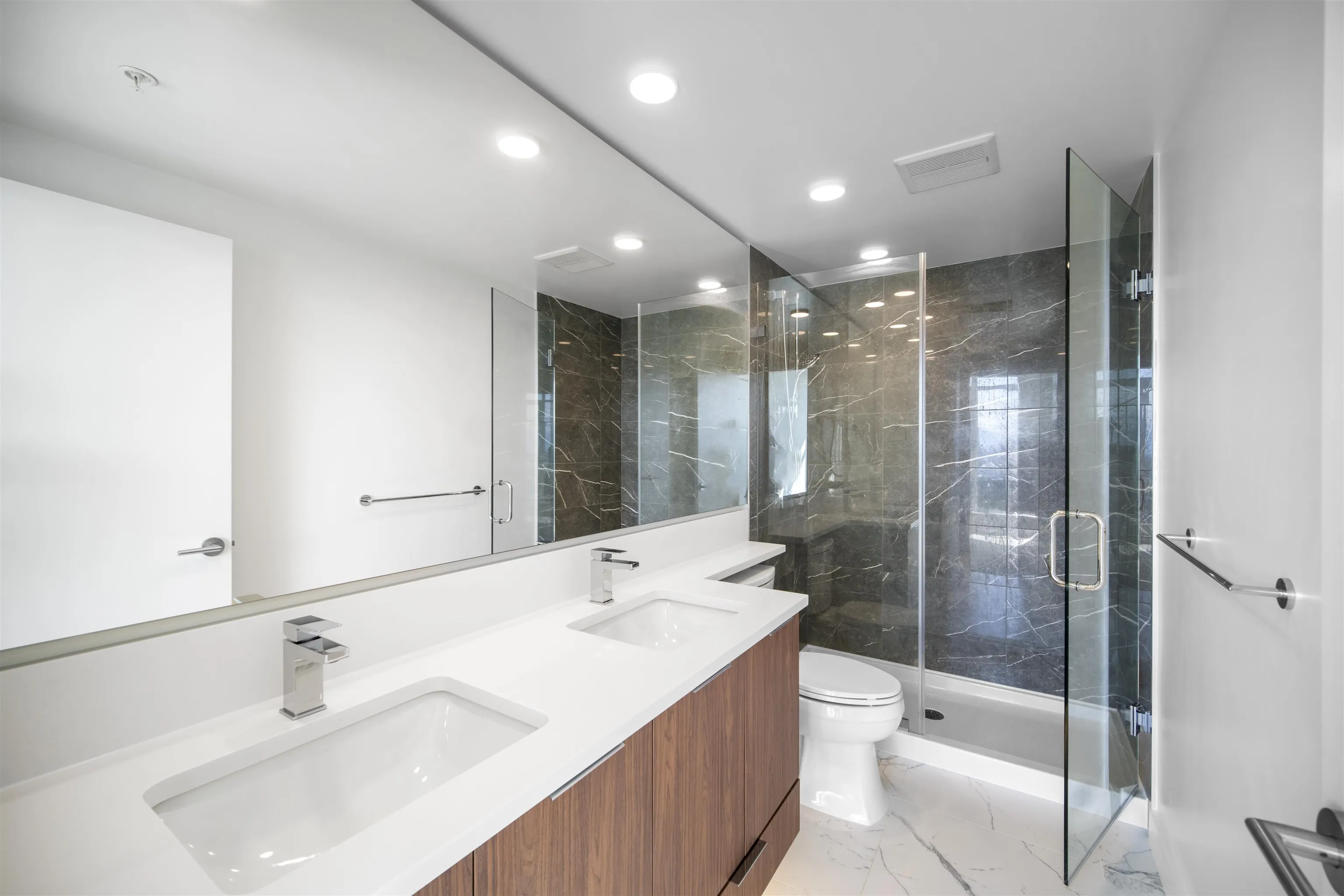 1607 7683 Park Crescent