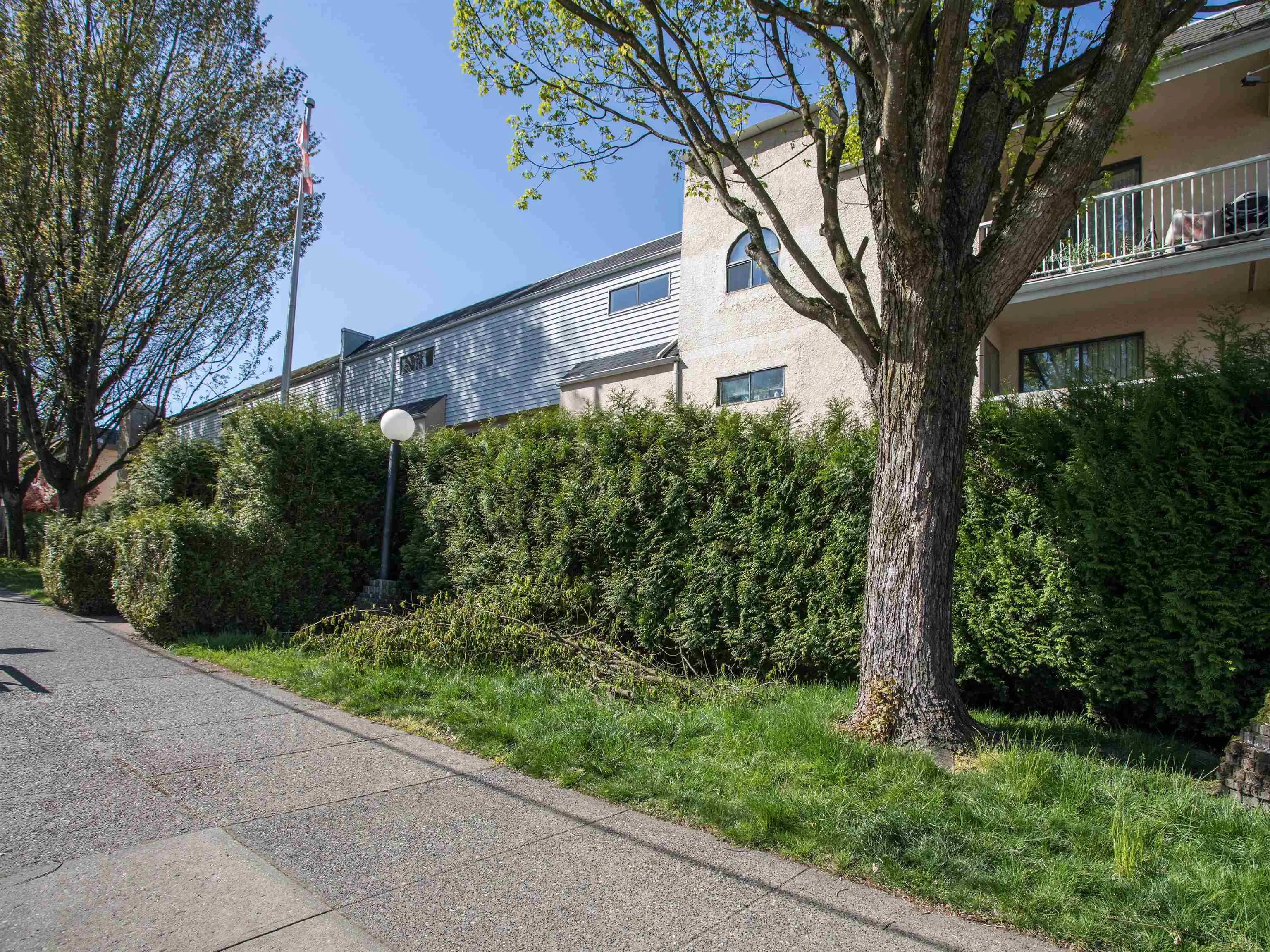 313 975 E Broadway