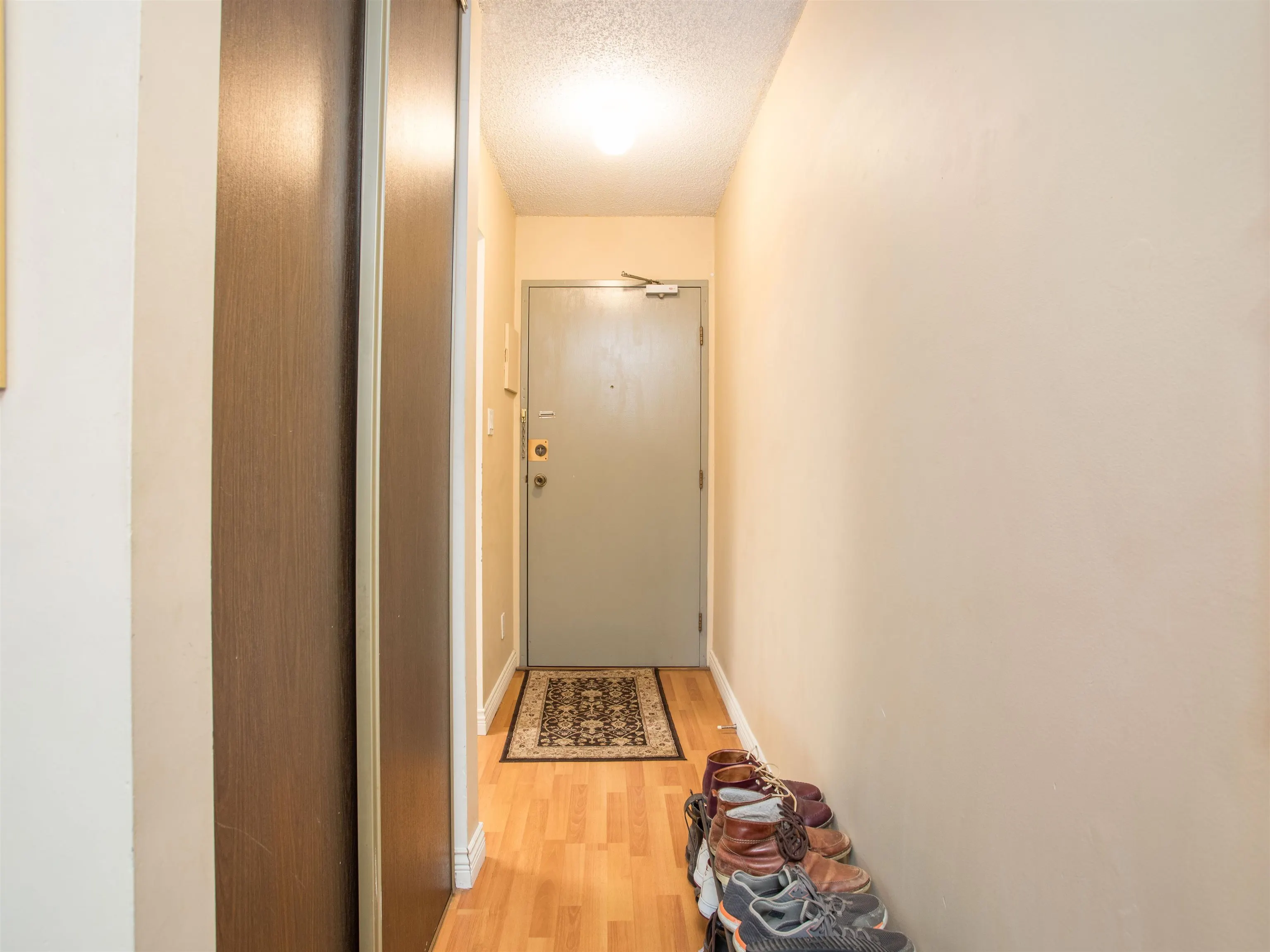 313 975 E Broadway