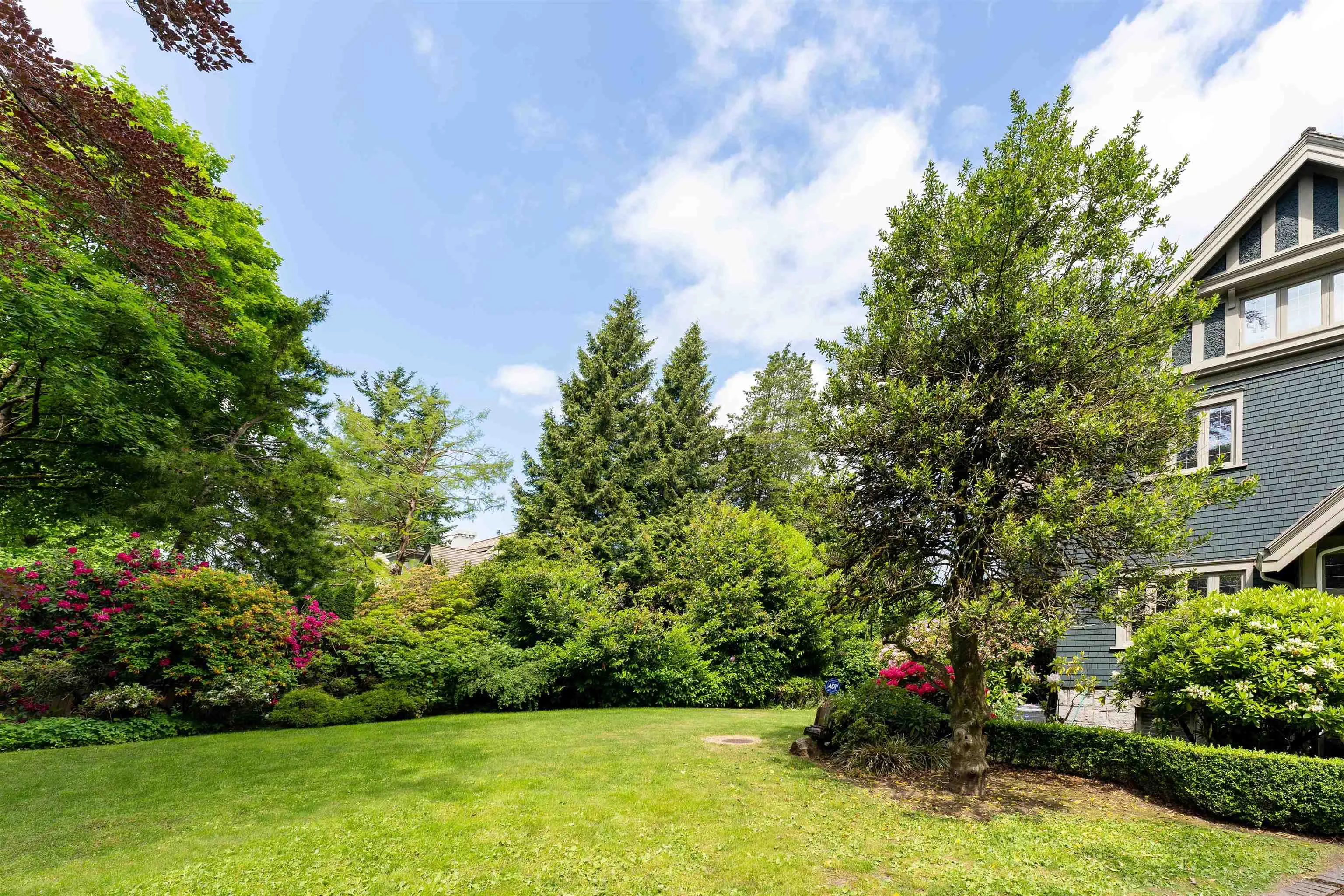 1527 Angus Drive
