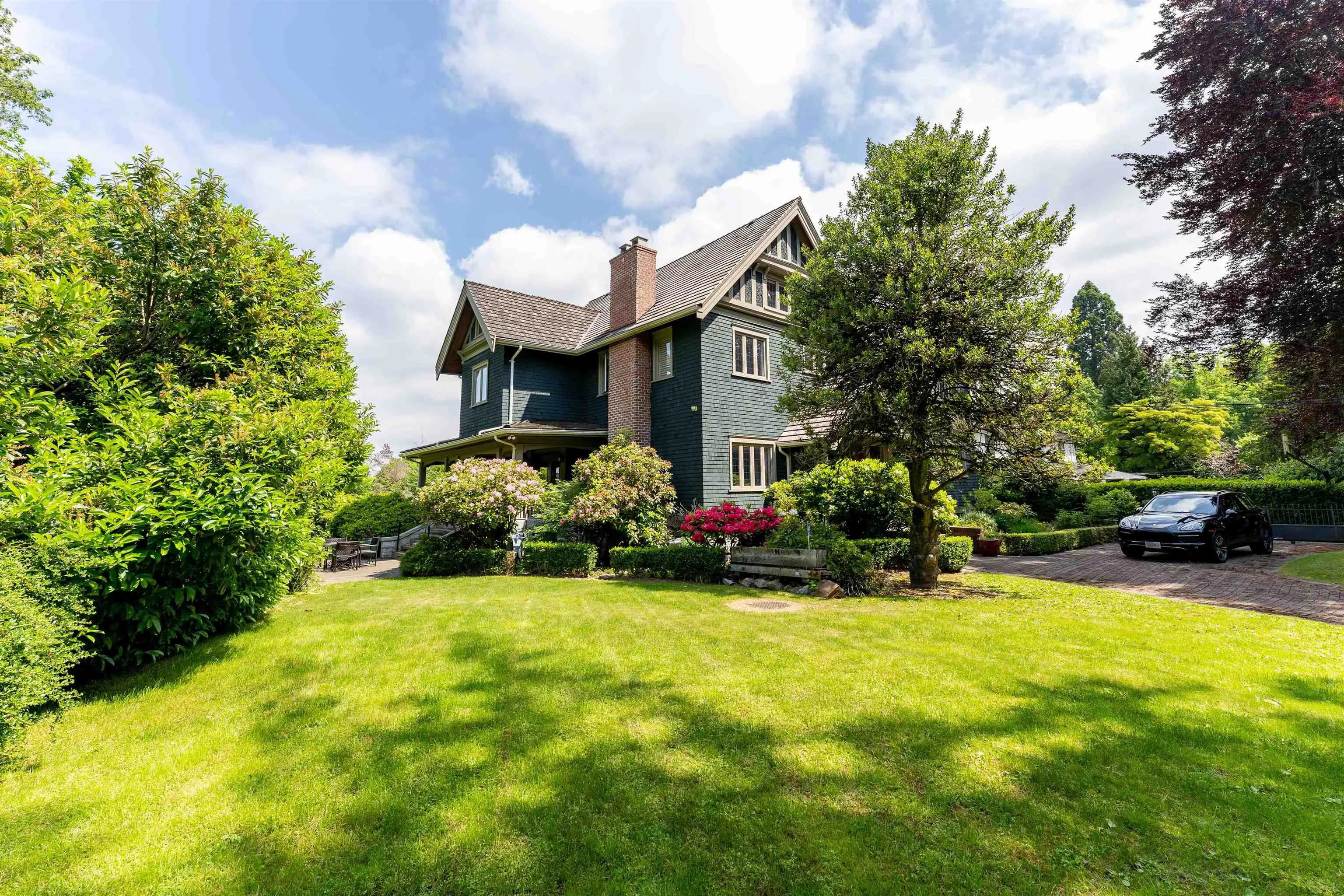 1527 Angus Drive