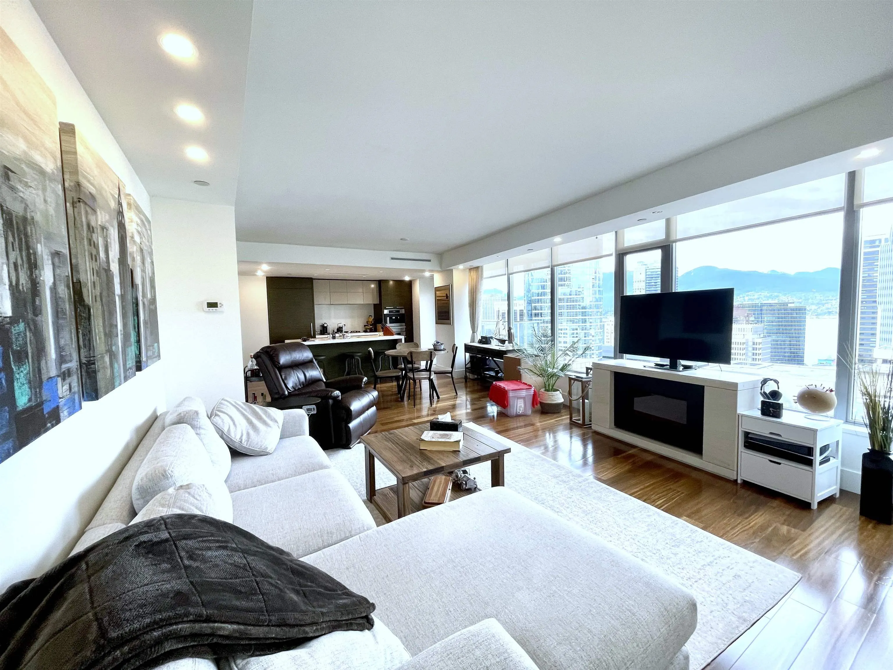 220* 667 Howe Street