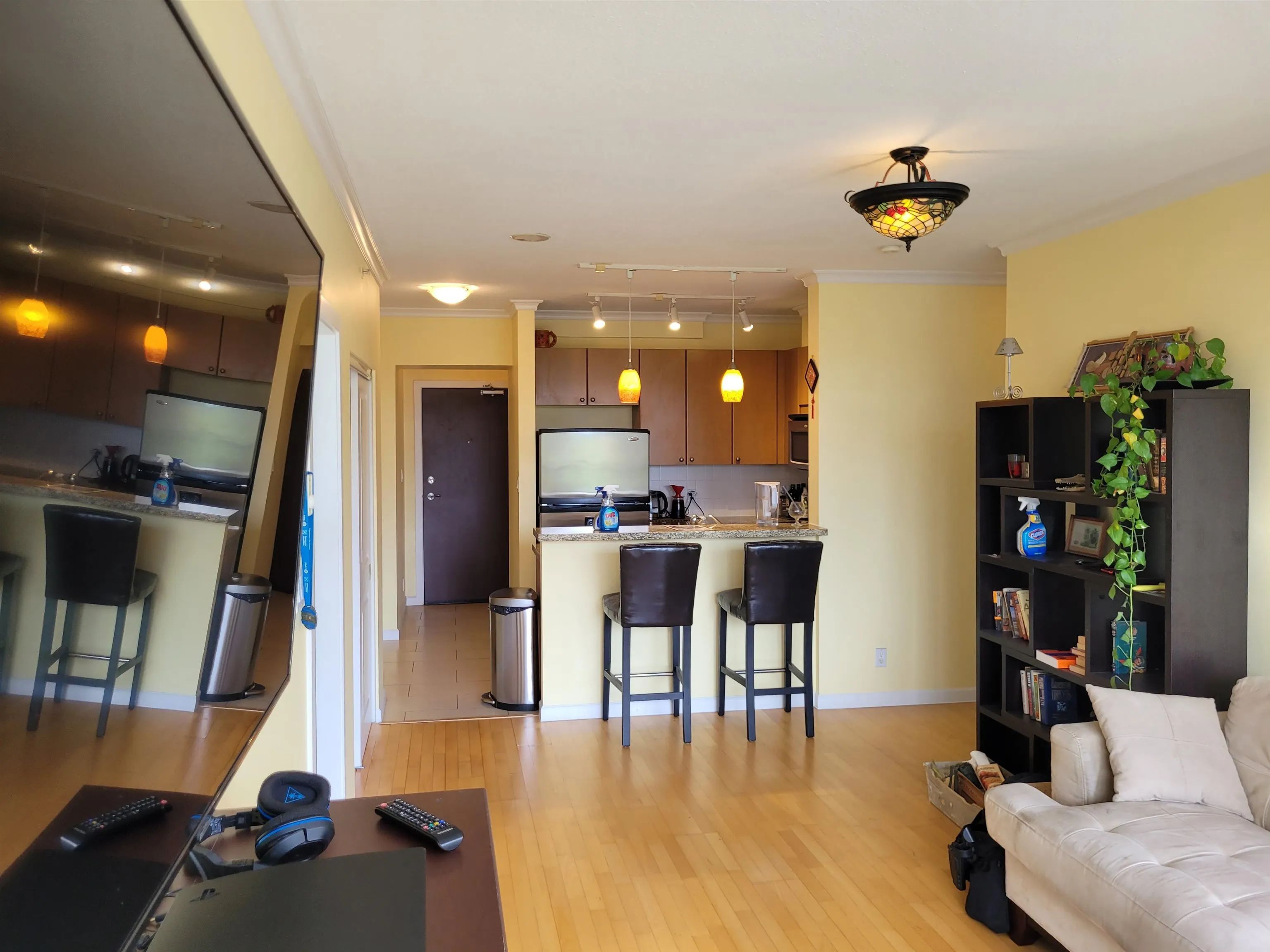 1101 11 E Royal Avenue