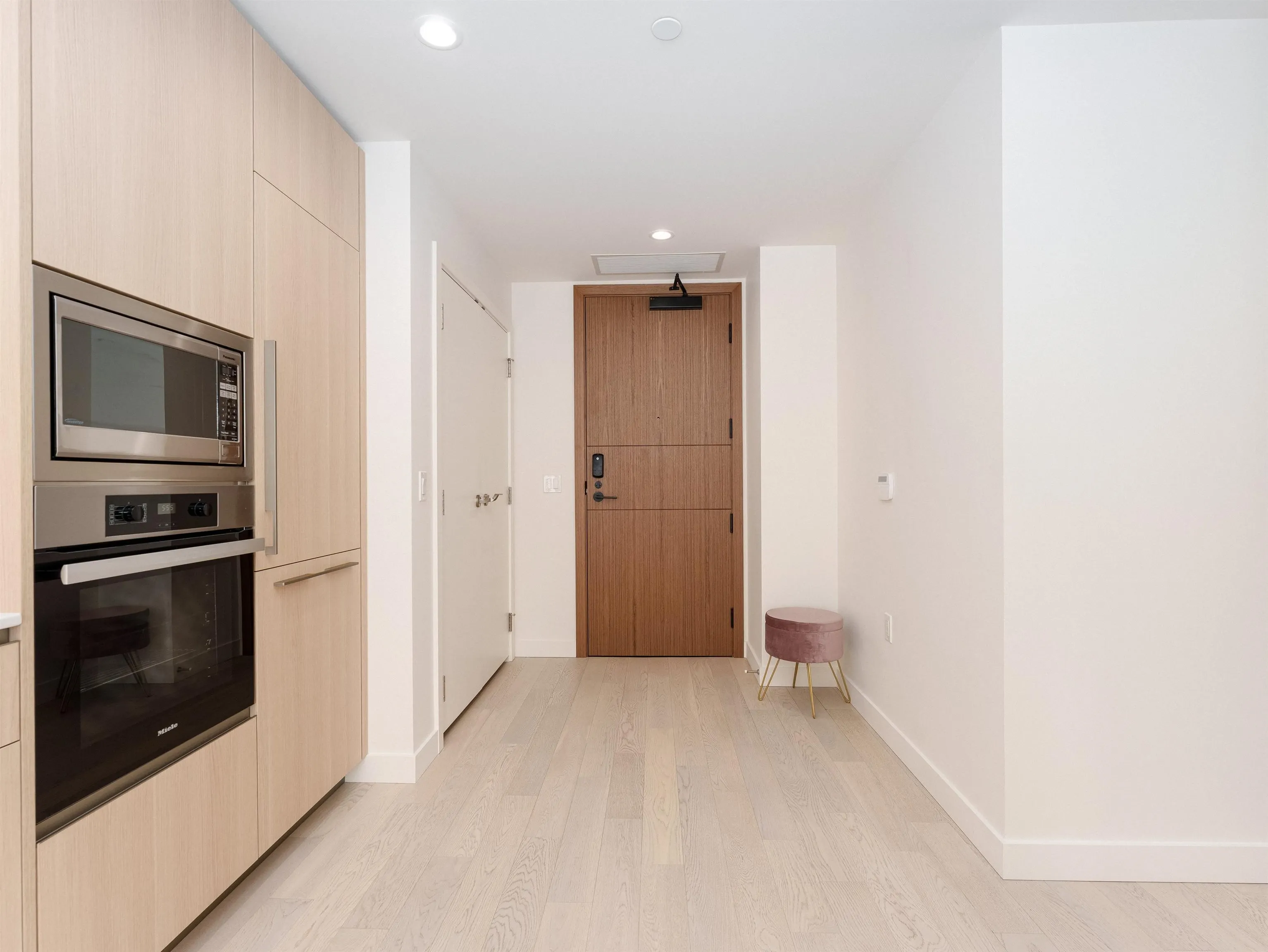 711 6833 Pearson Way