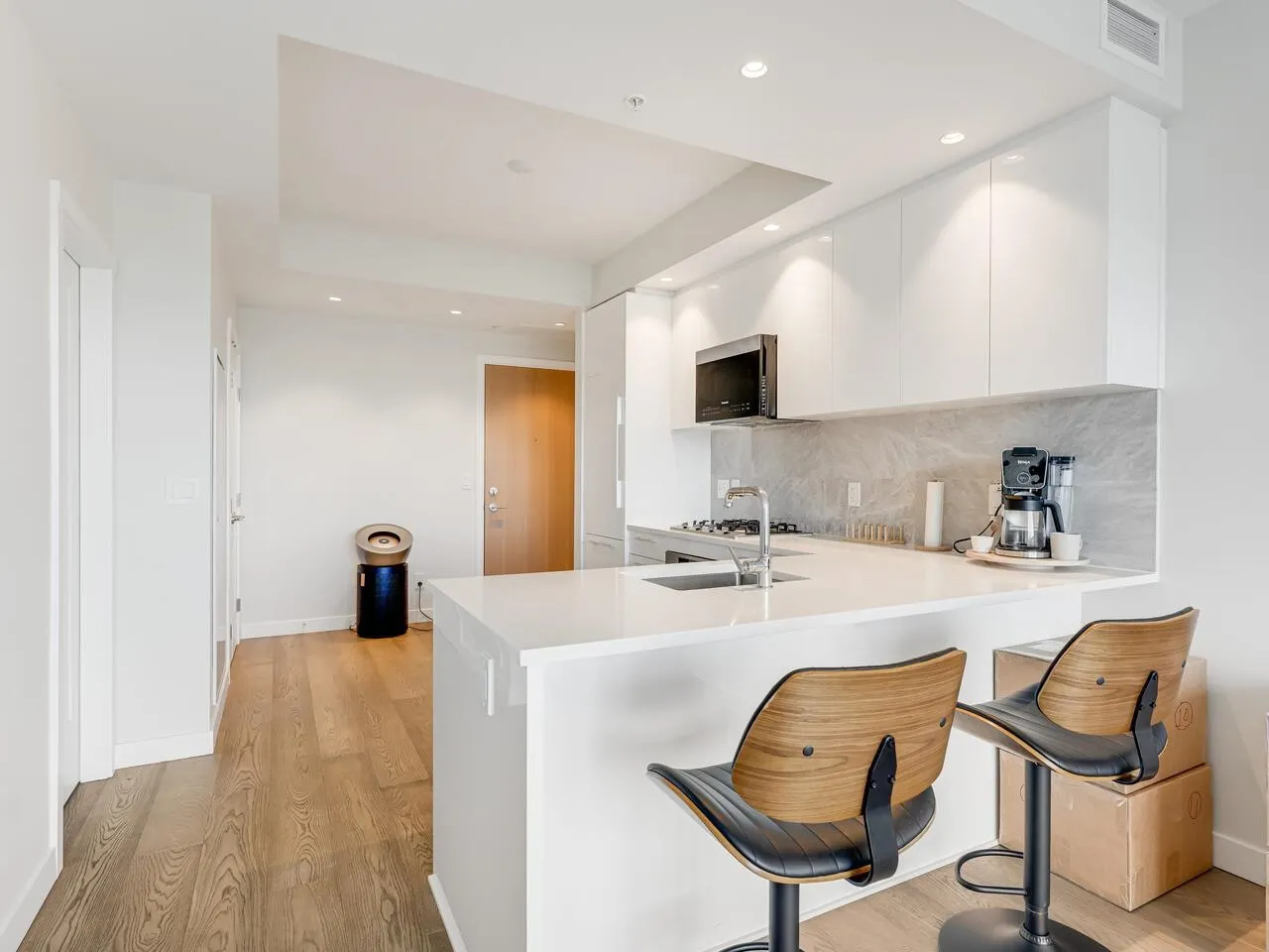 1704 5608 Berton Avenue